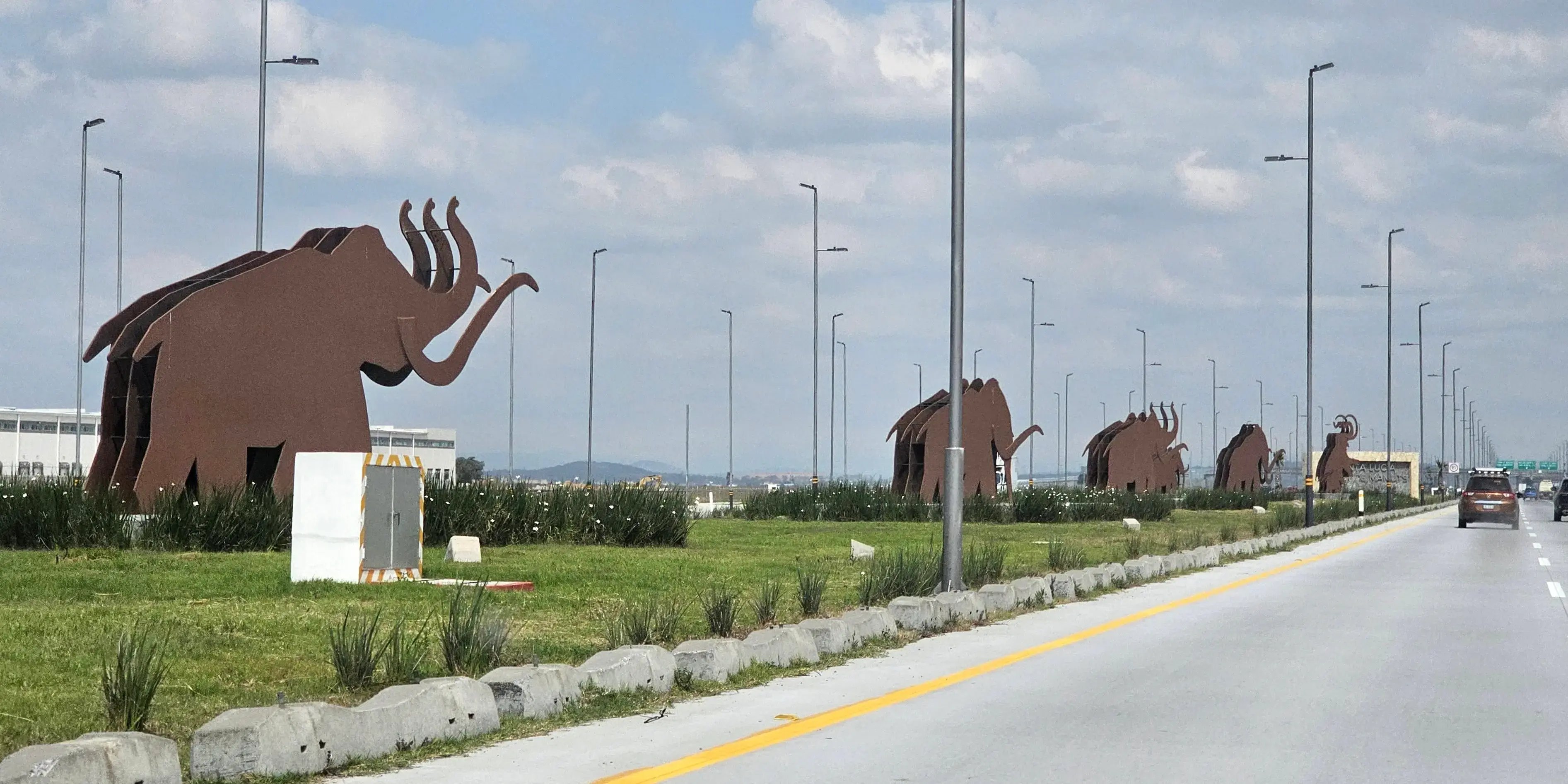 Autopista de entrada para llegar al Aeropuerto Internacional Felipe Ángeles AIFA en Zumpango, Estado de México
