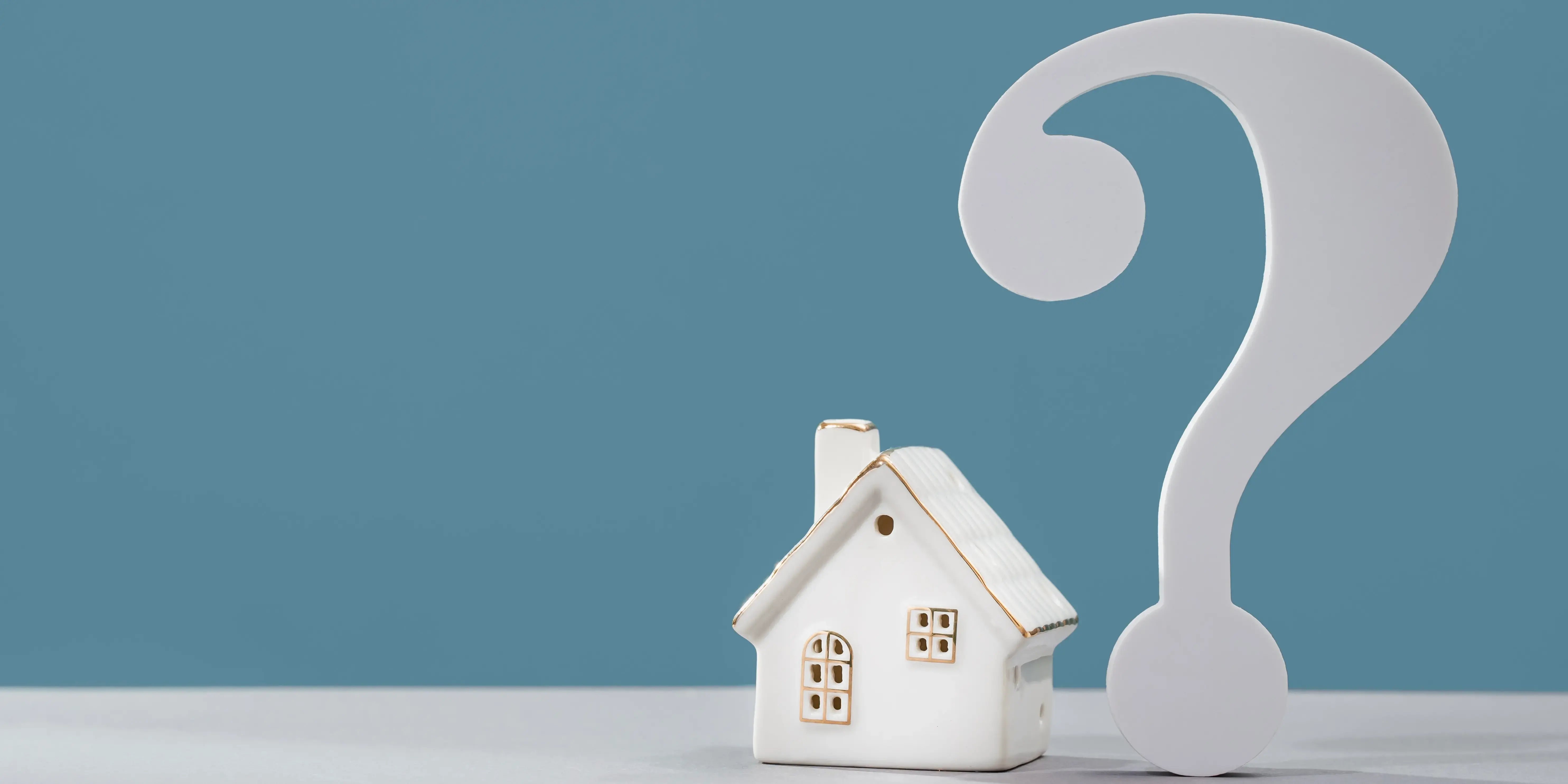 Casa de maneda con un signo de interrogación a un lado preguntándose cómo saber qué tipo de crédito fovissste es el mejor