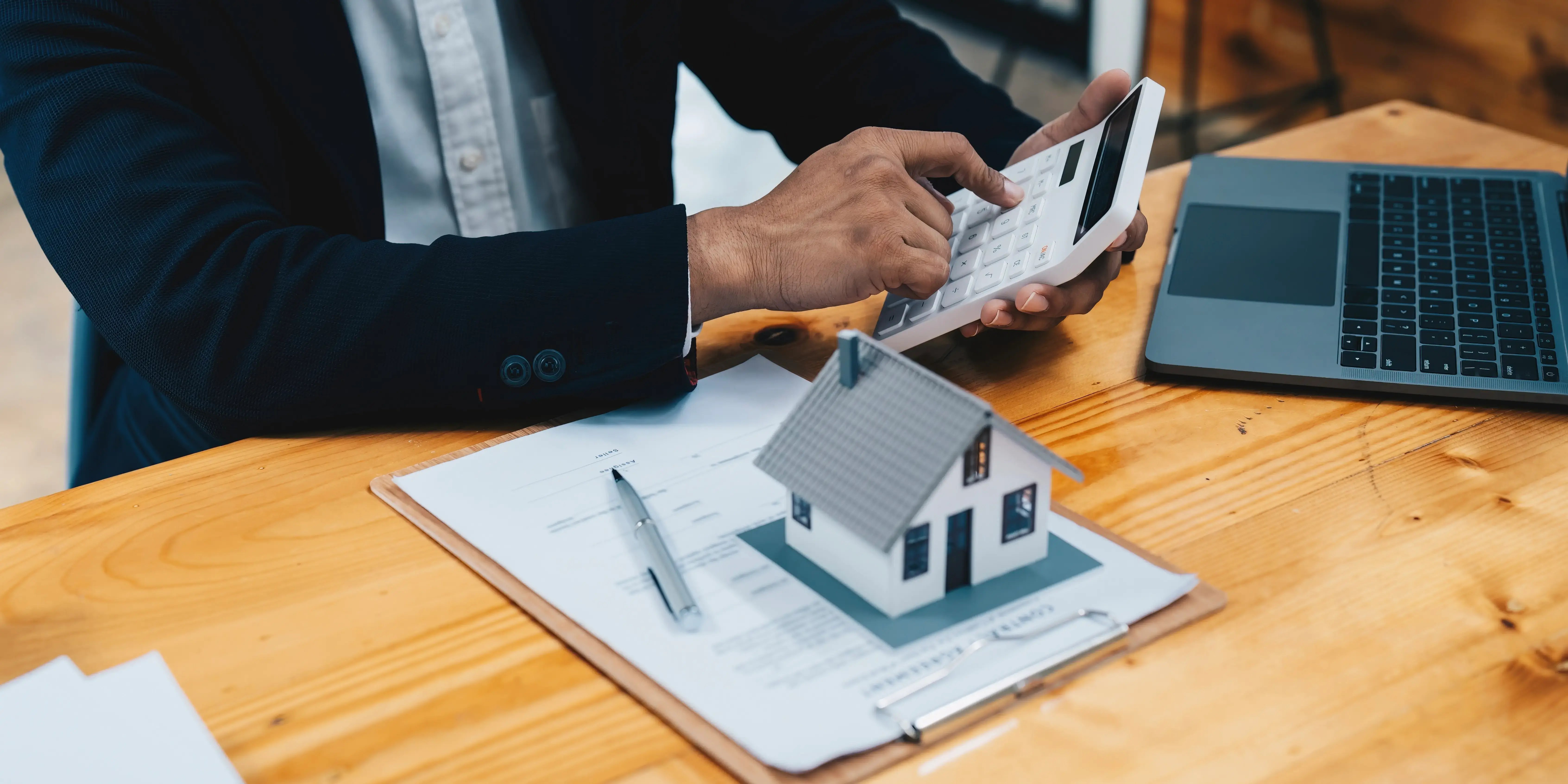 Experto hipotecario calculando con cuántos puntos Infonavit puedes comprar casa 