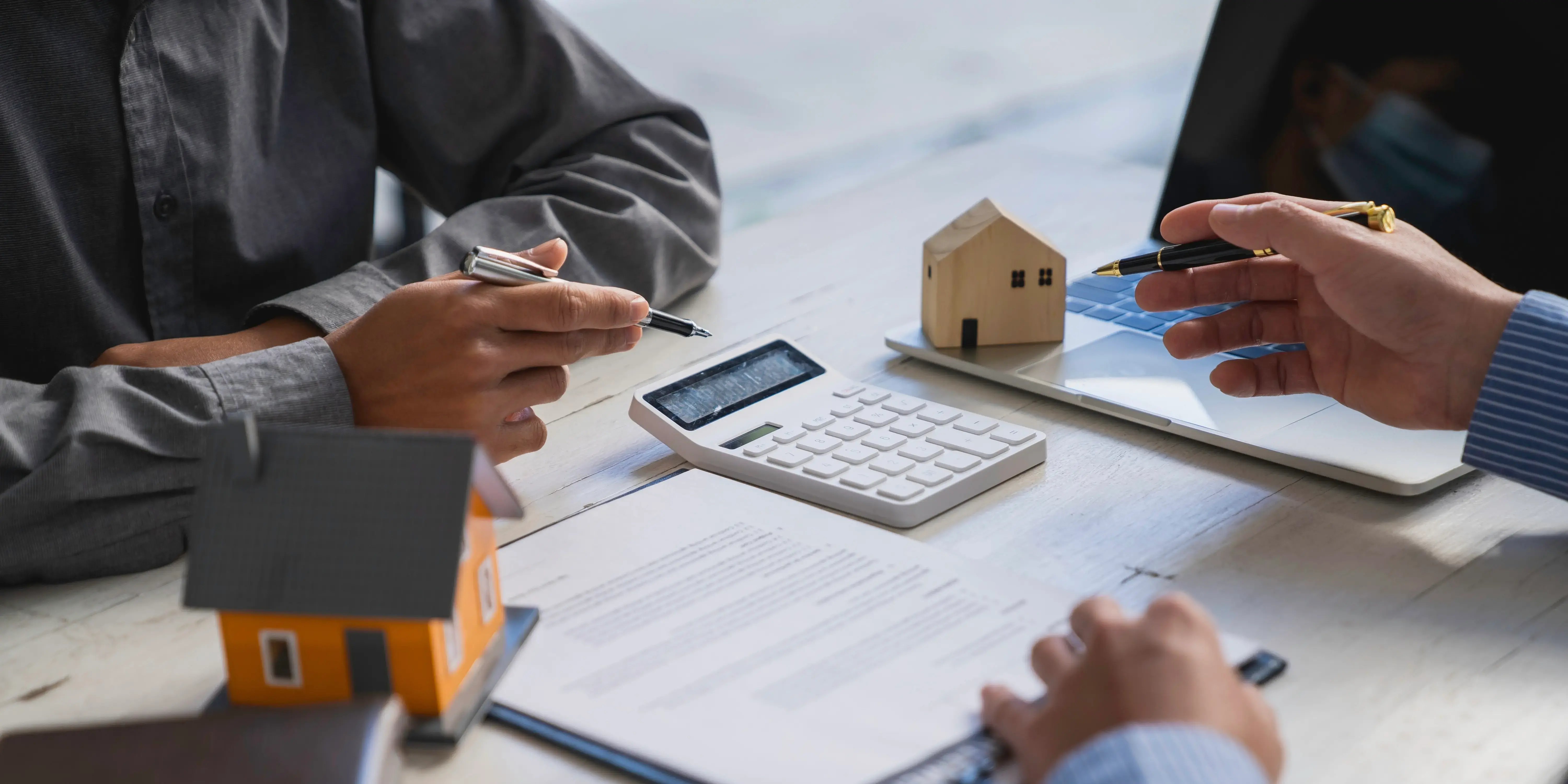 Experto hipotecario está mostrando maquetas de viviendas y explicando las opciones de hipoteca de casa