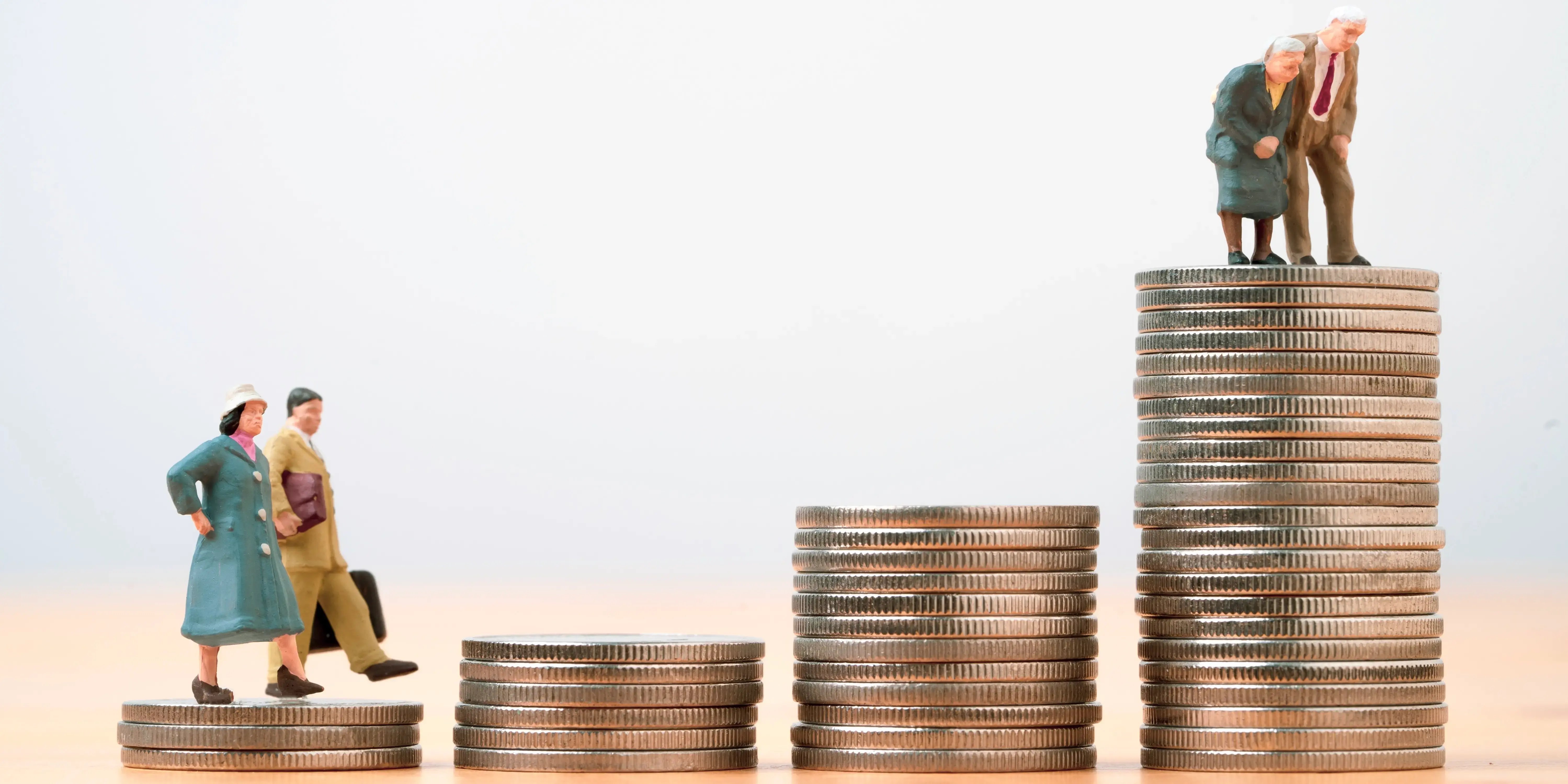 Figuras de muñecos subiendo unas escaleras de monedas que van en aumento como ahorro de su retiro de su subcuenta de vivienda