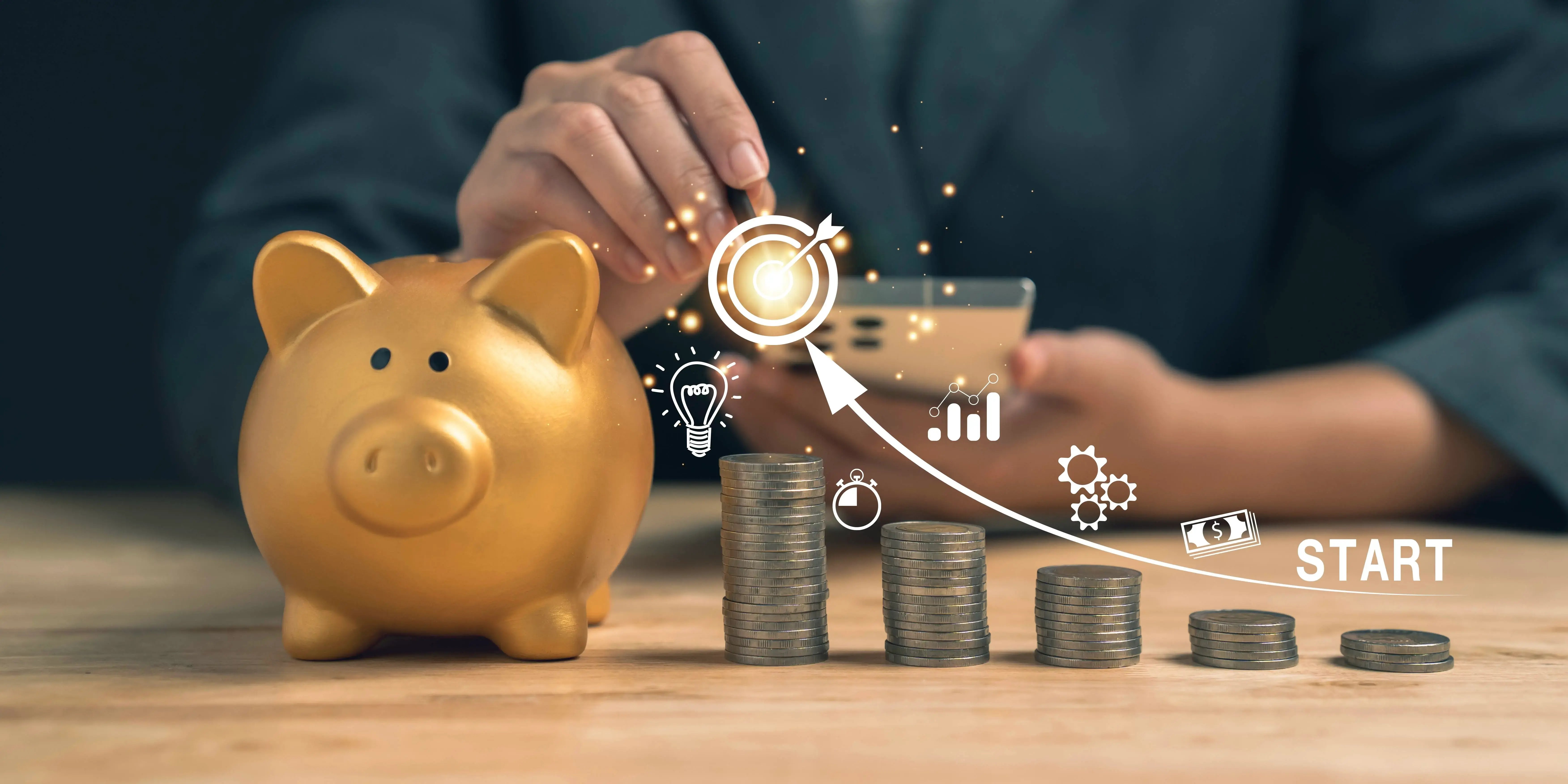 Hombre apilando monedas en torres para ahorrar dinero y alcanzar sus metas con una buena planificación financiera