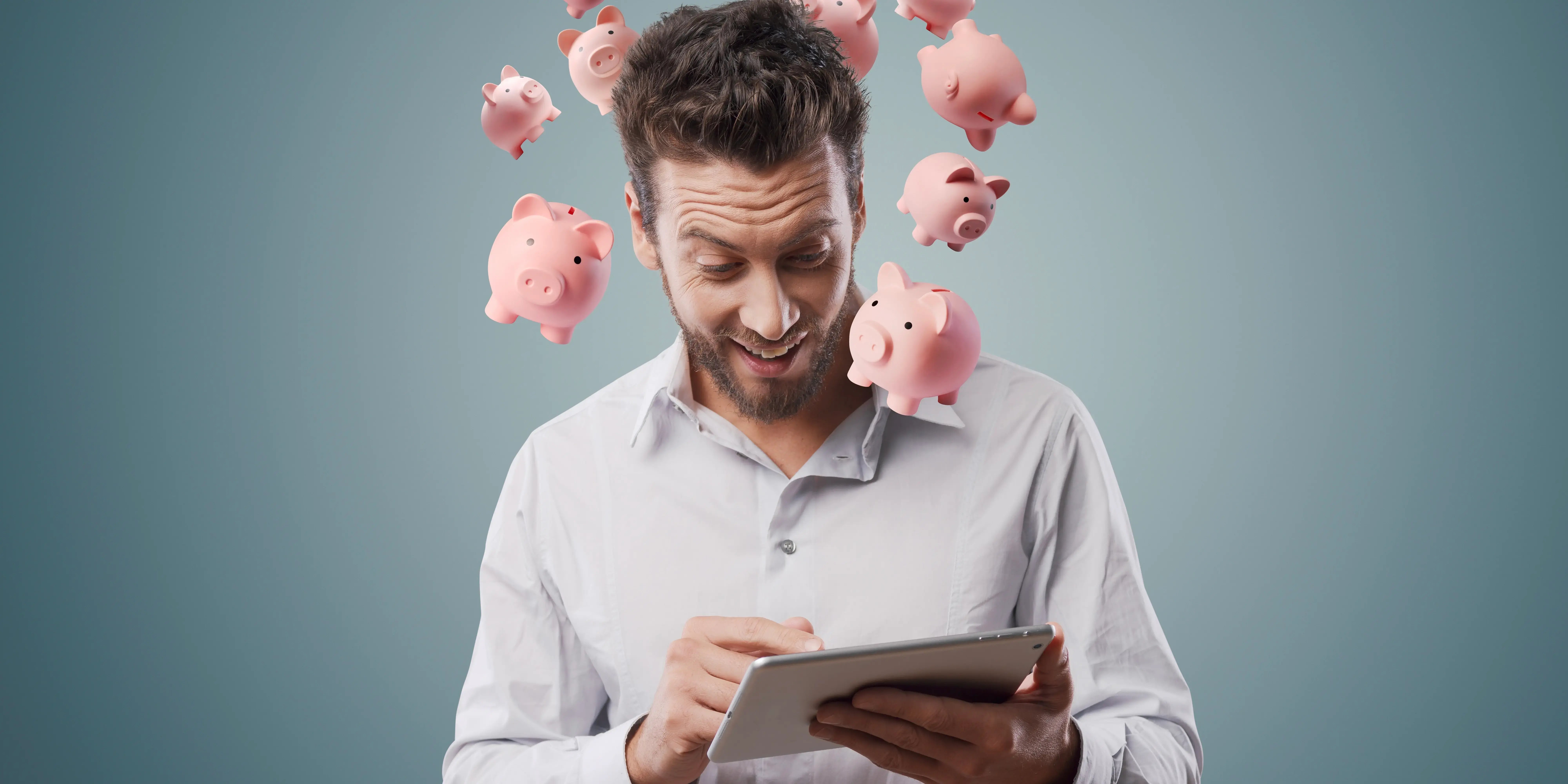 Hombre con alcancías de marrano dando vueltas en su cabeza para decidir que tipo de cuenta de ahorro le conviene más