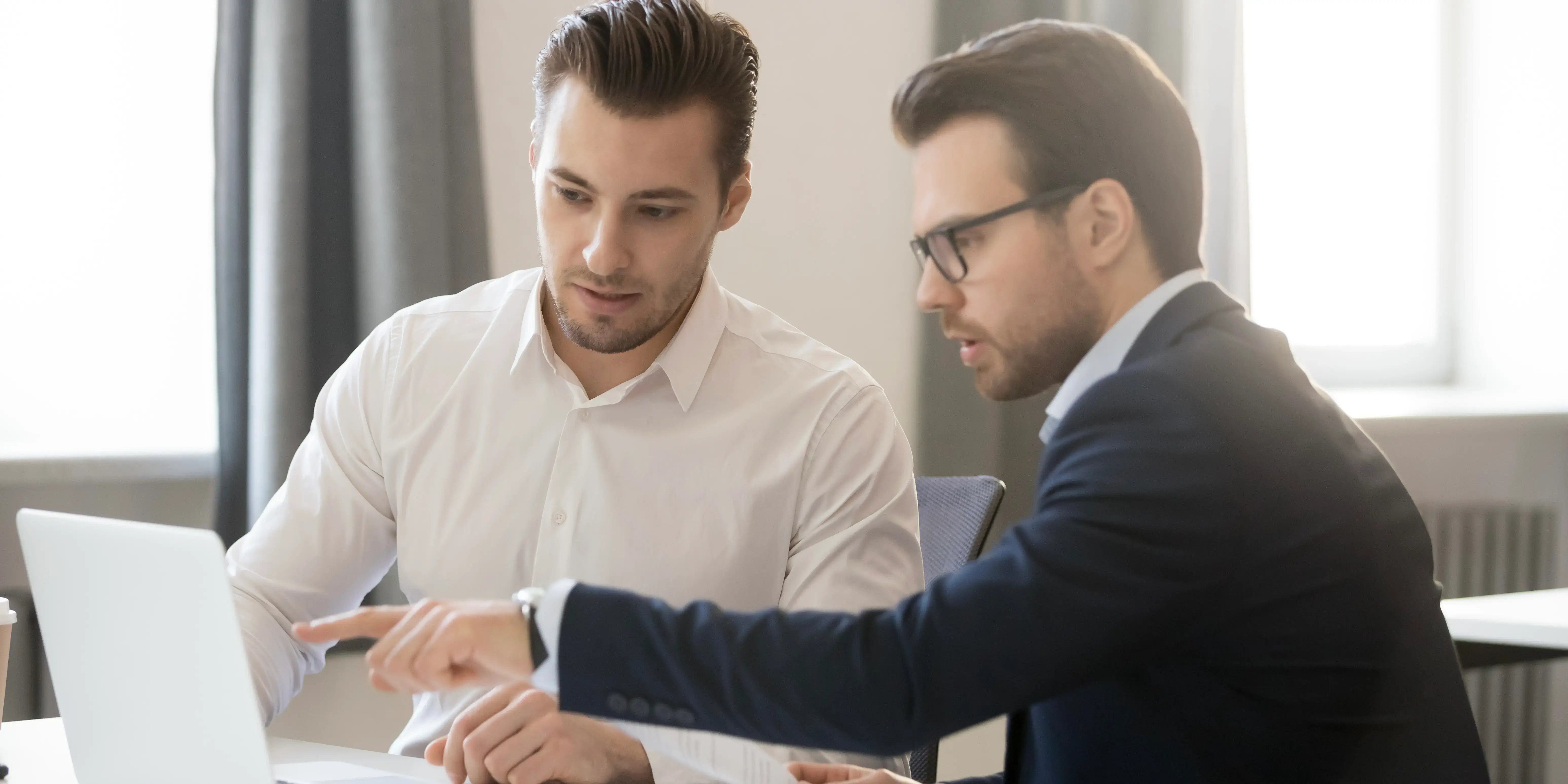 Hombre consultando con un asesor financiero evaluando el esquema de intereses pagados por anticipado