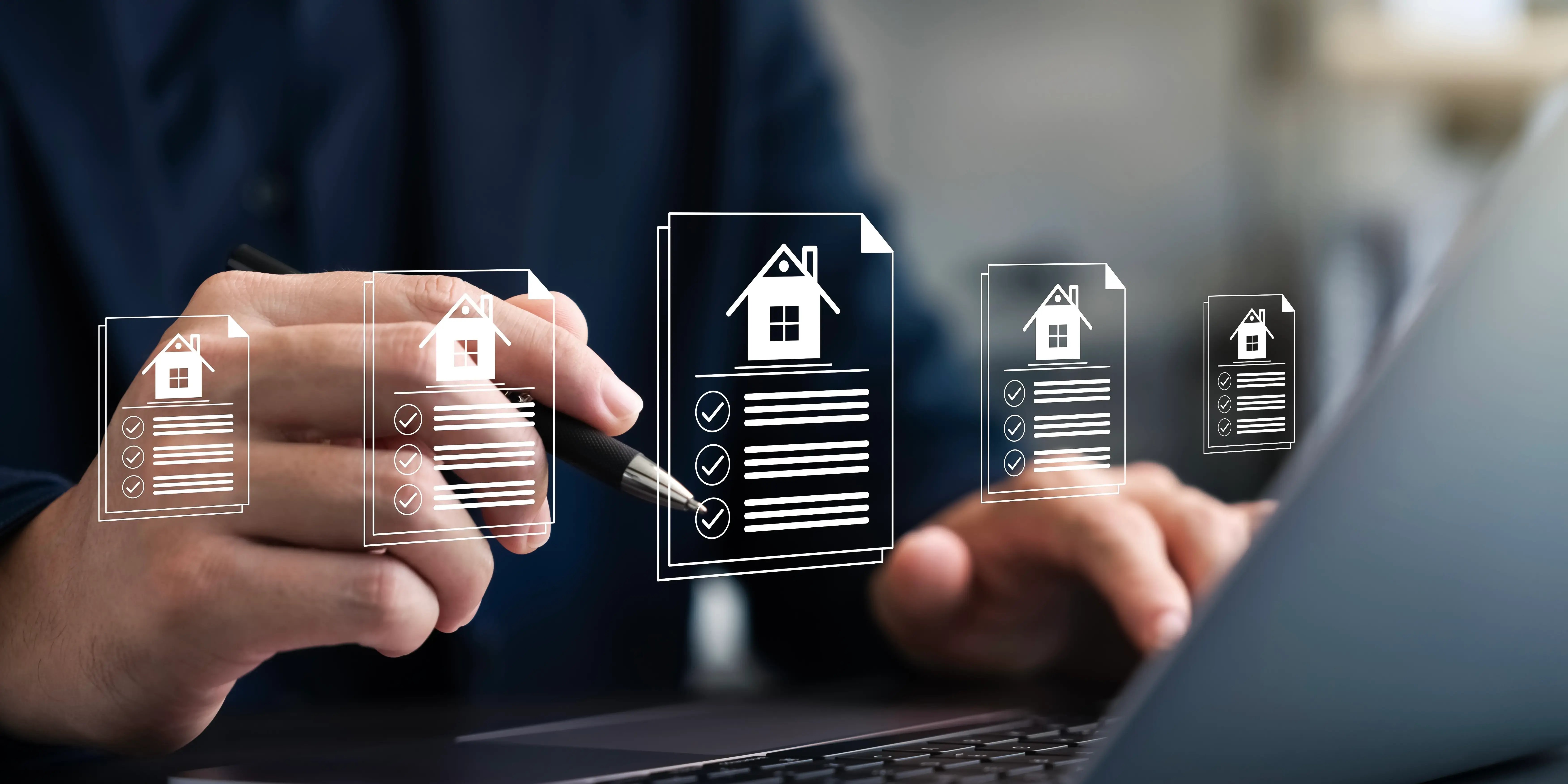 Hombre en computadora comparando los tipos de crédito Infonavit que existen para comprar su vivienda