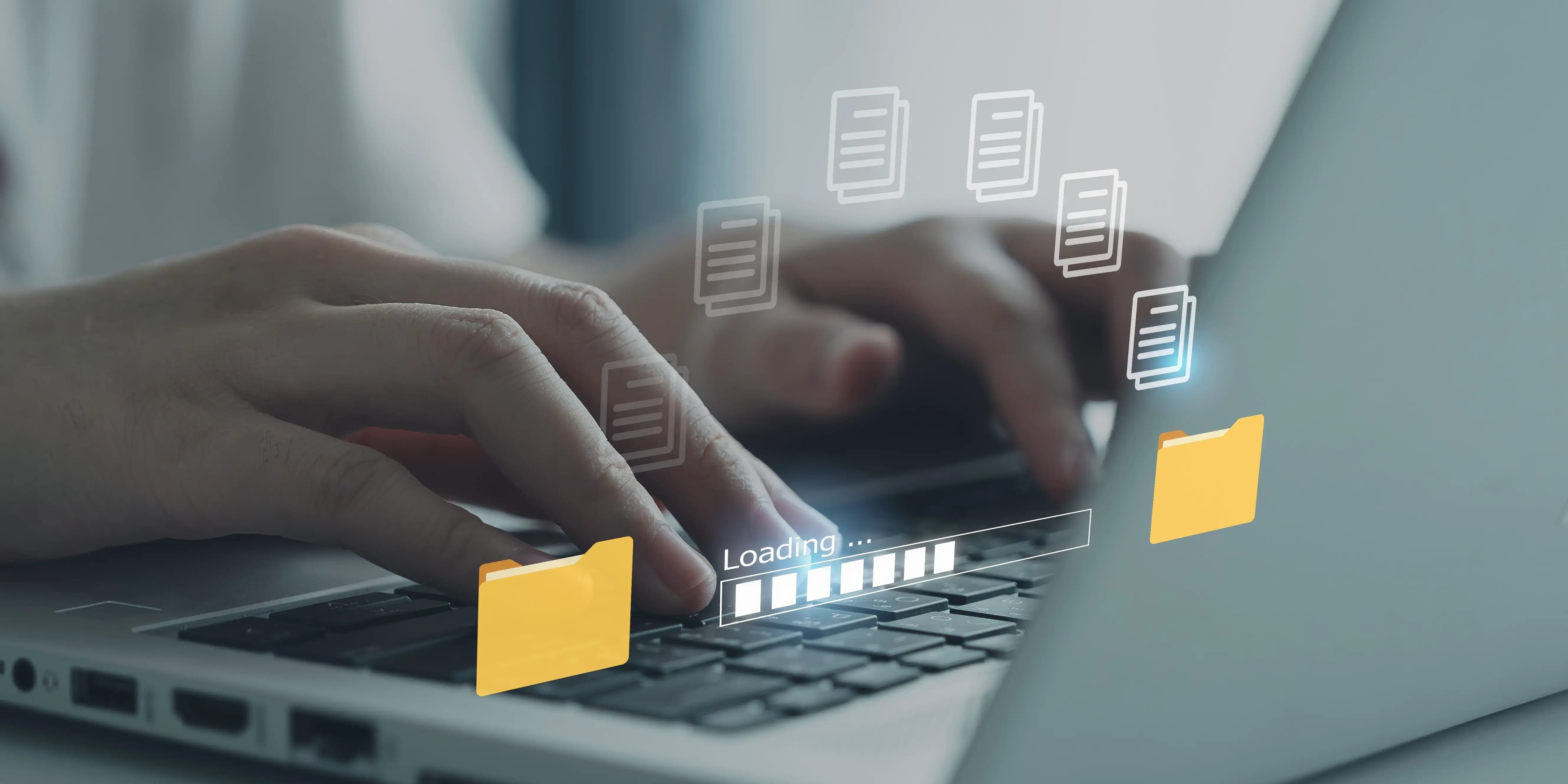 Hombre en computadora revisando folders de los documentos y pasos para sacar un crédito hipotecario 2