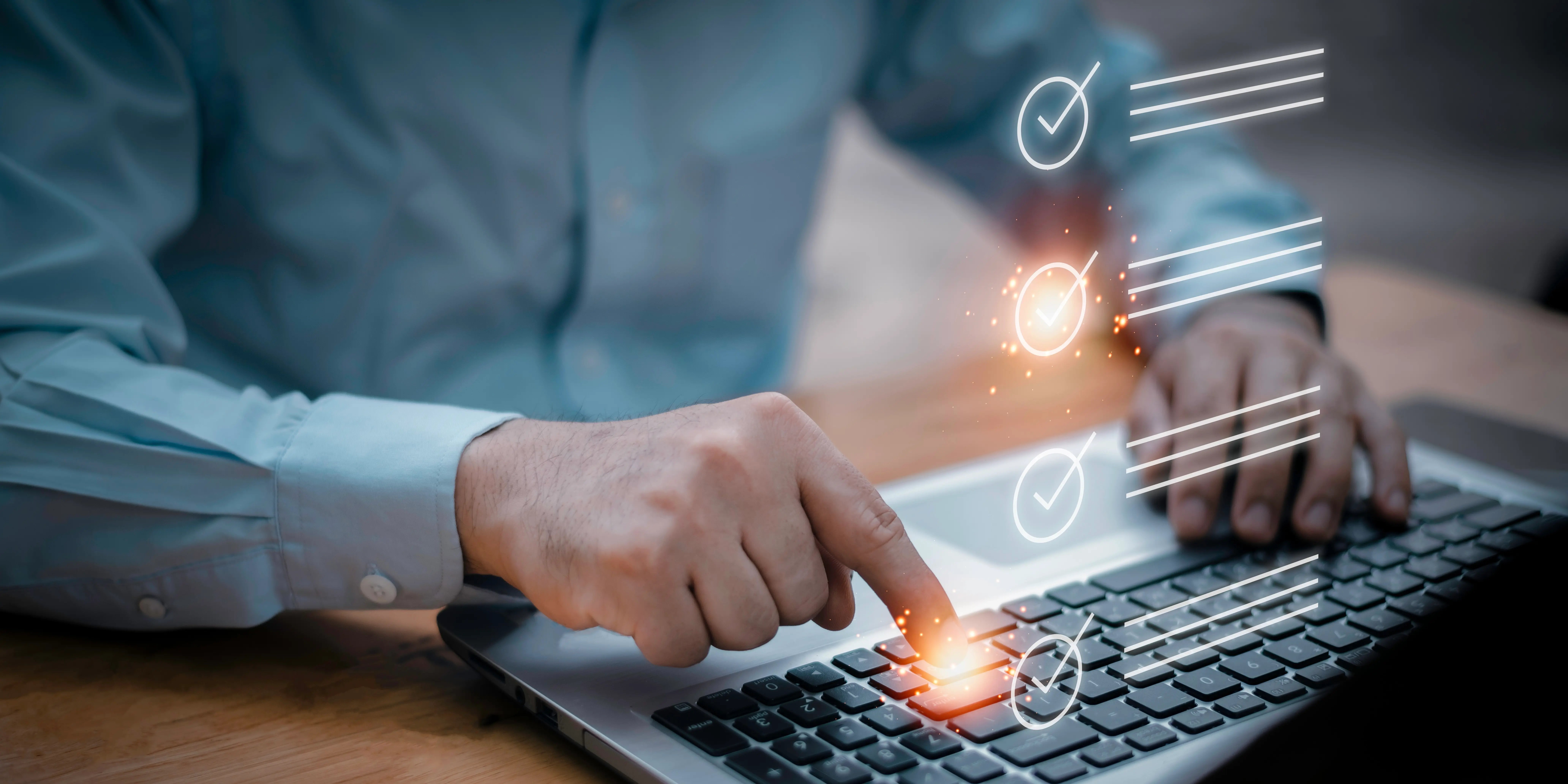 Hombre en computadora verificando documentos necesarios para iniciar el trámite de liberación de hipoteca Infonavit