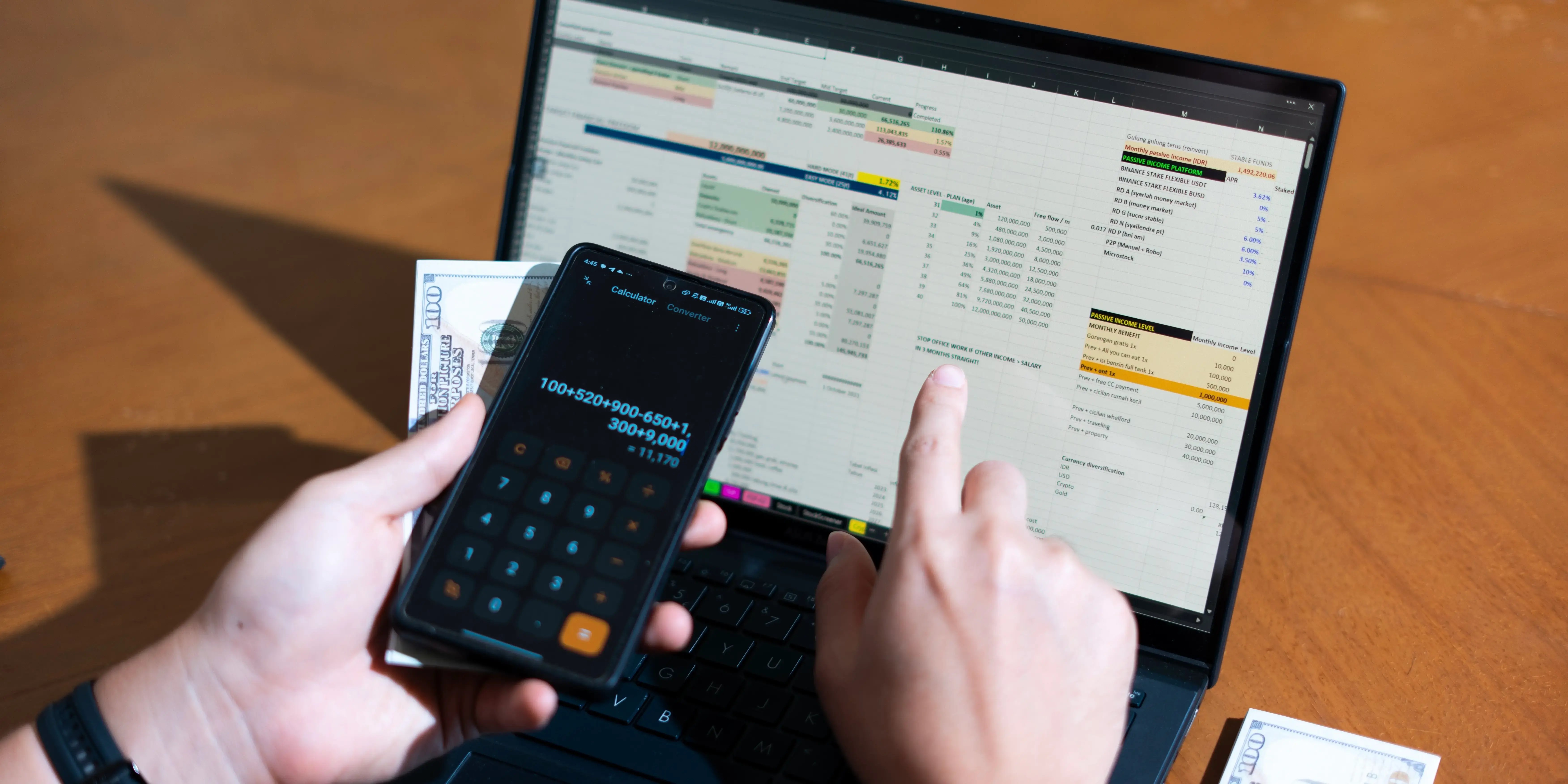 Hombre en una computadora trabajando en una hoja de cálculo para organizar su plan de presupuesto personal, con sus gastos, ingresos, ahorros