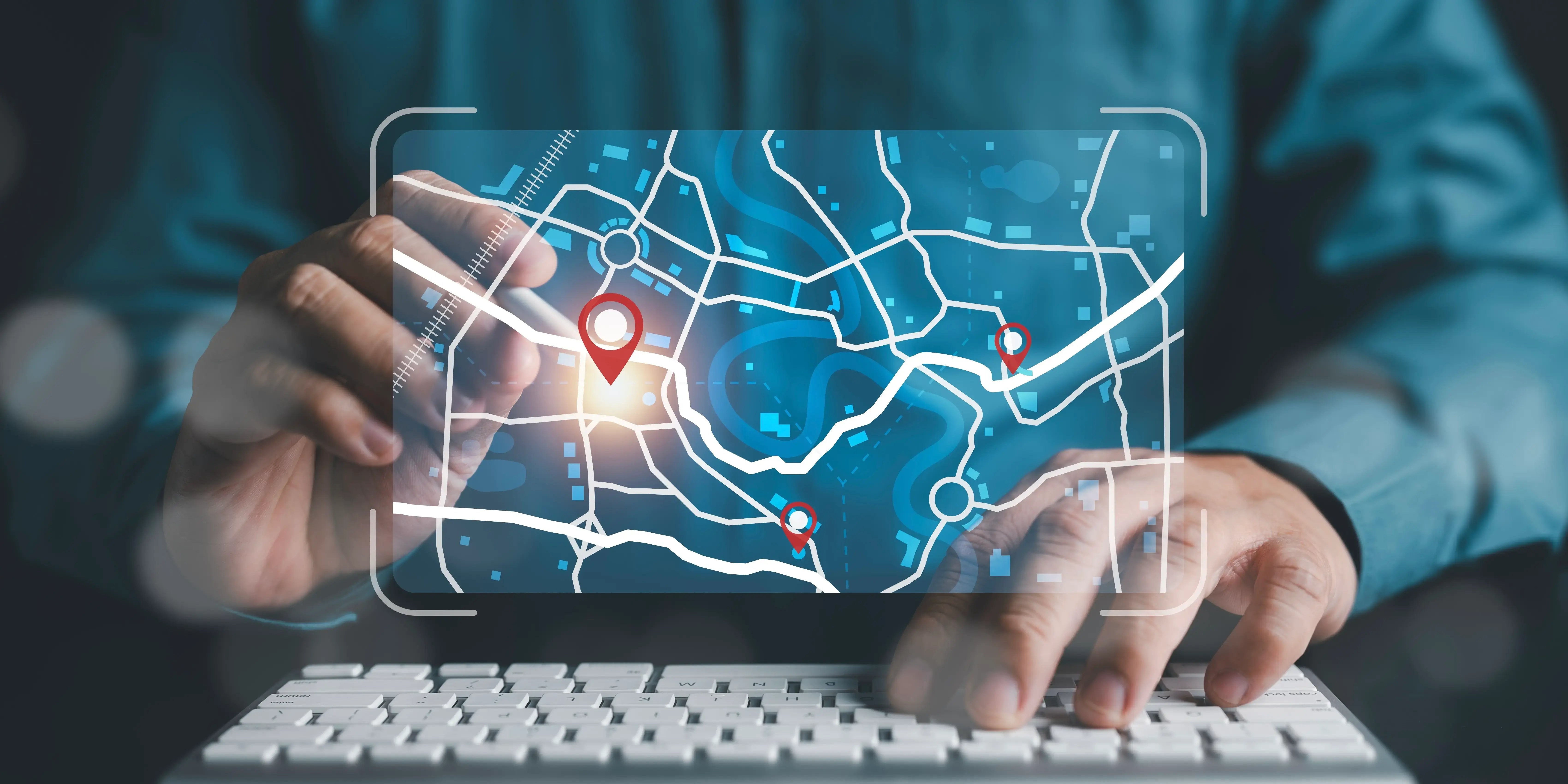 Hombre marcando en una pantalla puntos de anclaje de ubicación y direcciones de búsqueda para comprar una casa