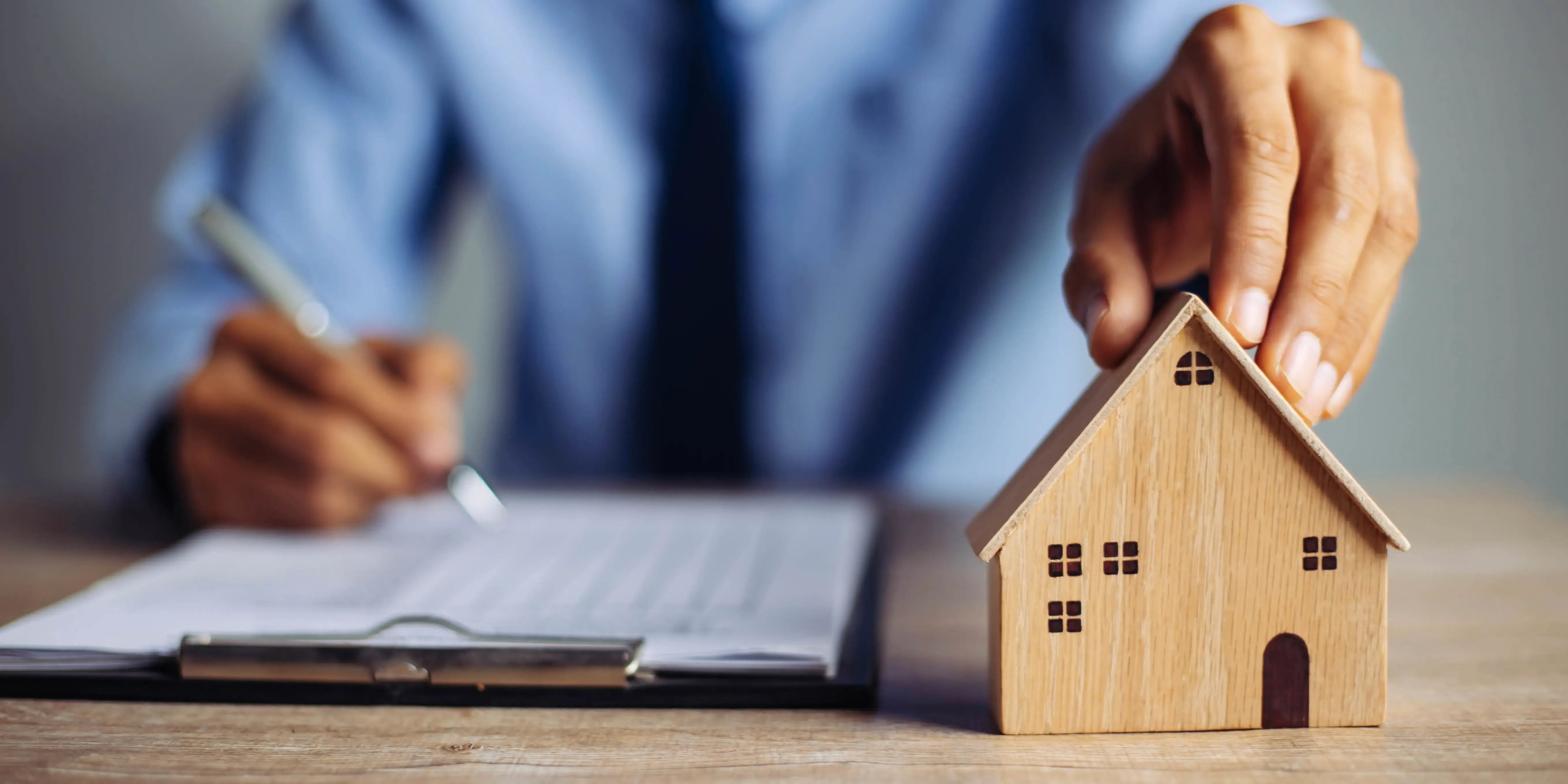 Hombre revisando en una hoja los requisitos que necesita y los pasos que debe seguir para comprar una casa por Infonavit