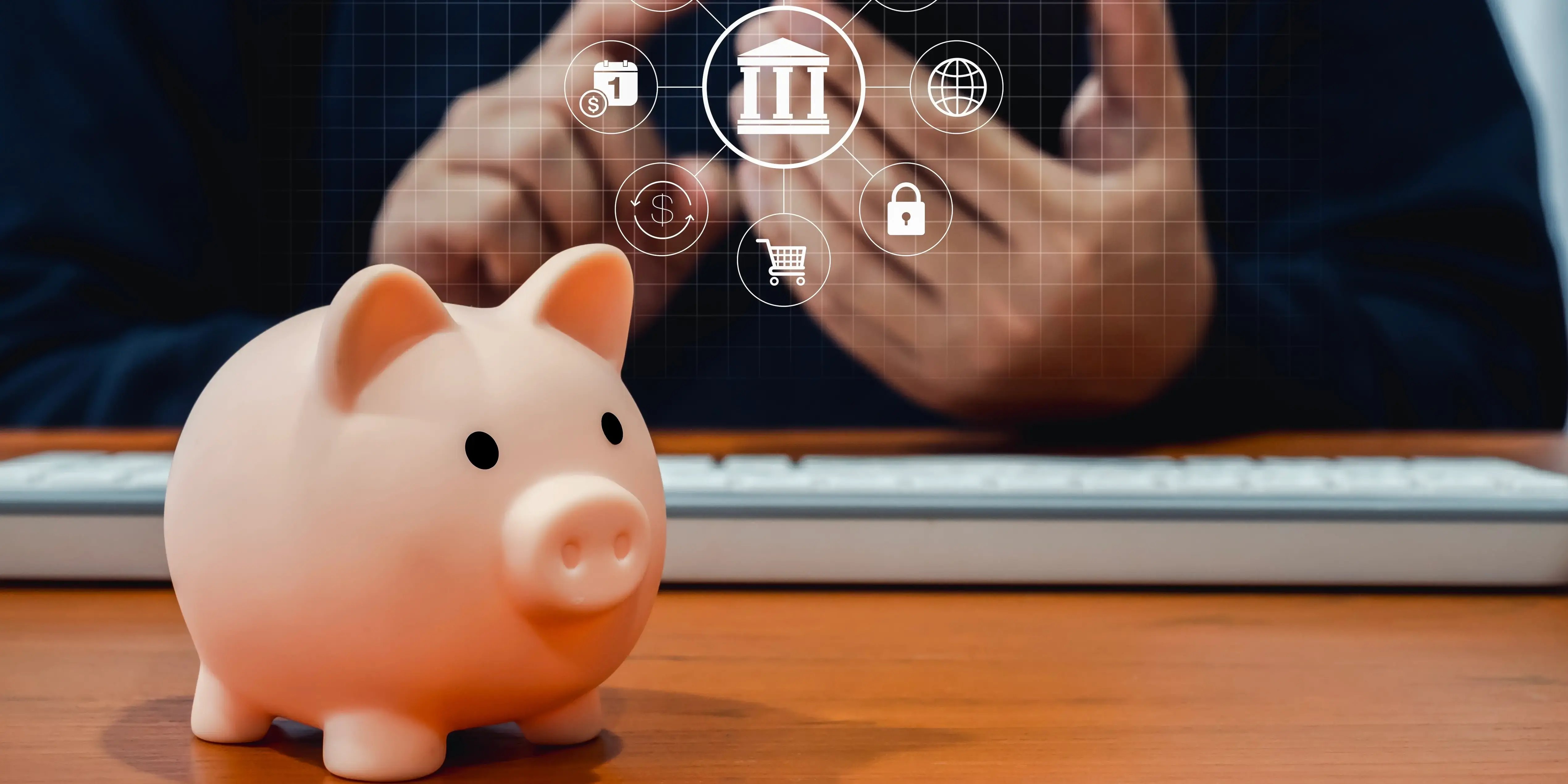 Hombre sosteniendo un celular donde se ven íconos de un banco y los diferentes tipos de cuenta de ahorro