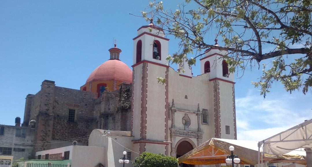 Iglesia de Huehuetoca, San Pedro y San Pablo Apostol. Hay árboles y carpas, incluso alumbrado público tipo colonial. 