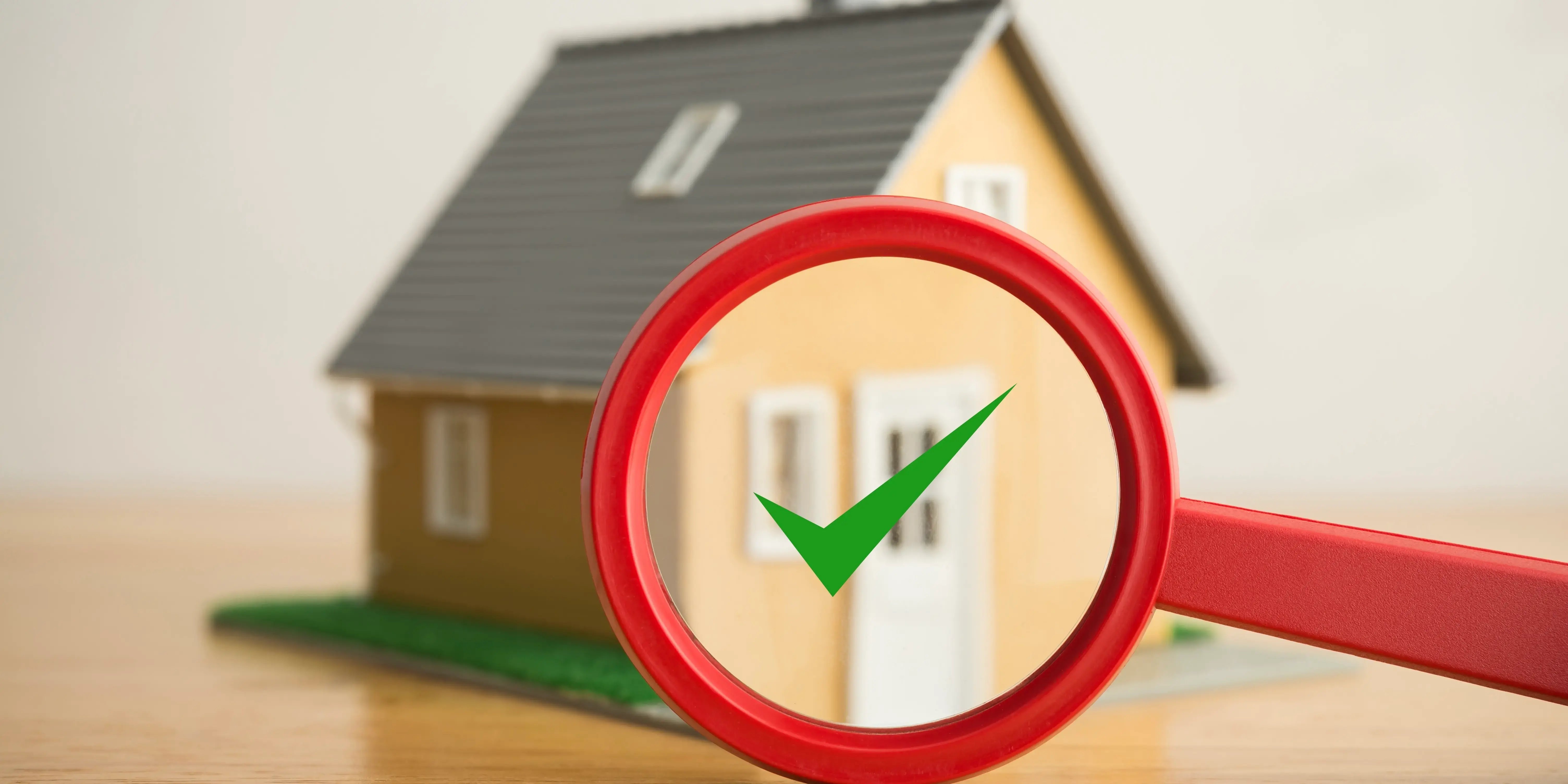 Lupa con una paloma verde al centro verificando una casa que si cuenta con escrituras-1