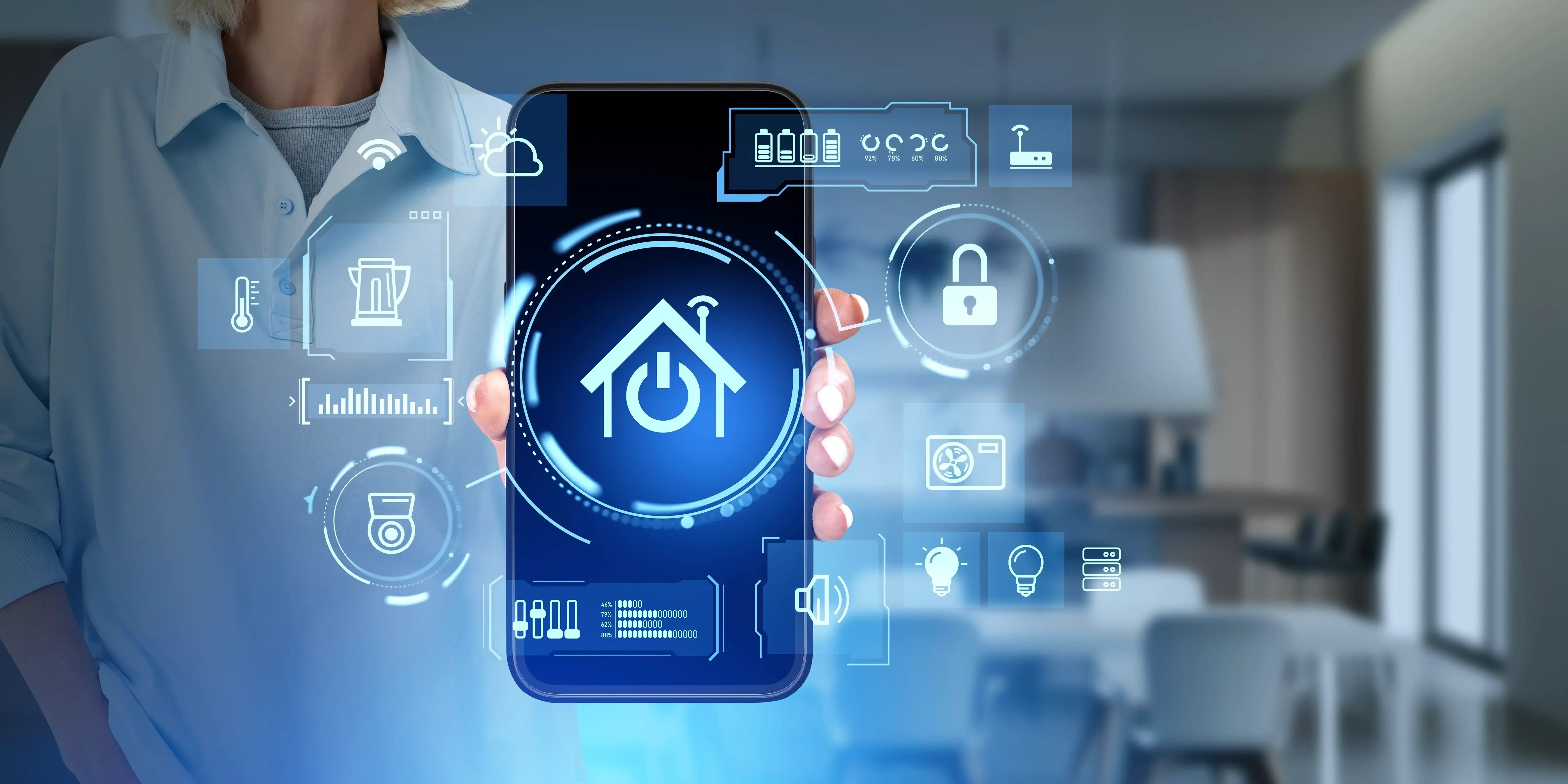 Mano de mujer sosteniendo un smartphone con iconos de una casa inteligente