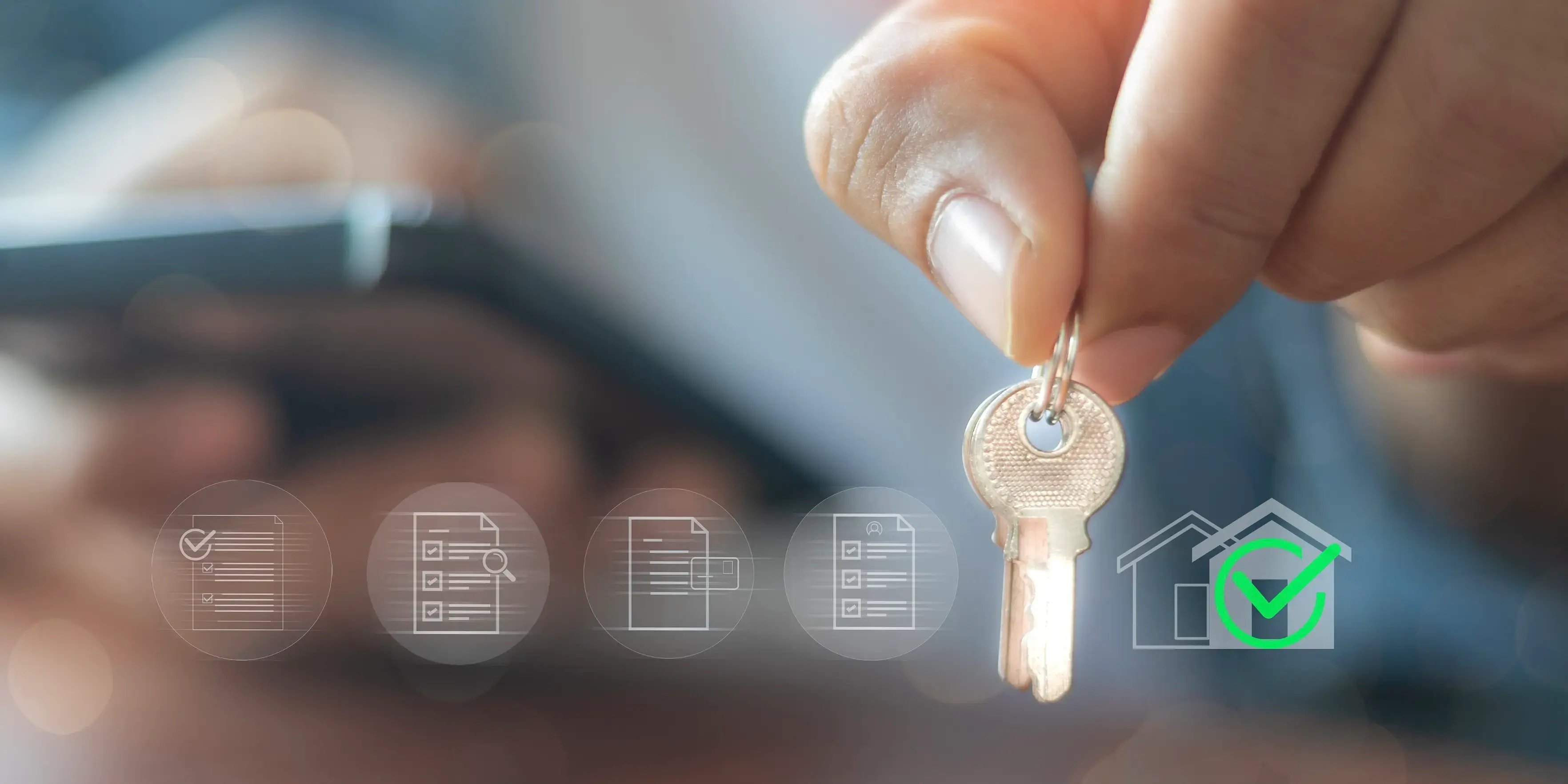 Mano sosteniendo unas llaves y a los lados íconos de los pasos necesarios para comprar una casa