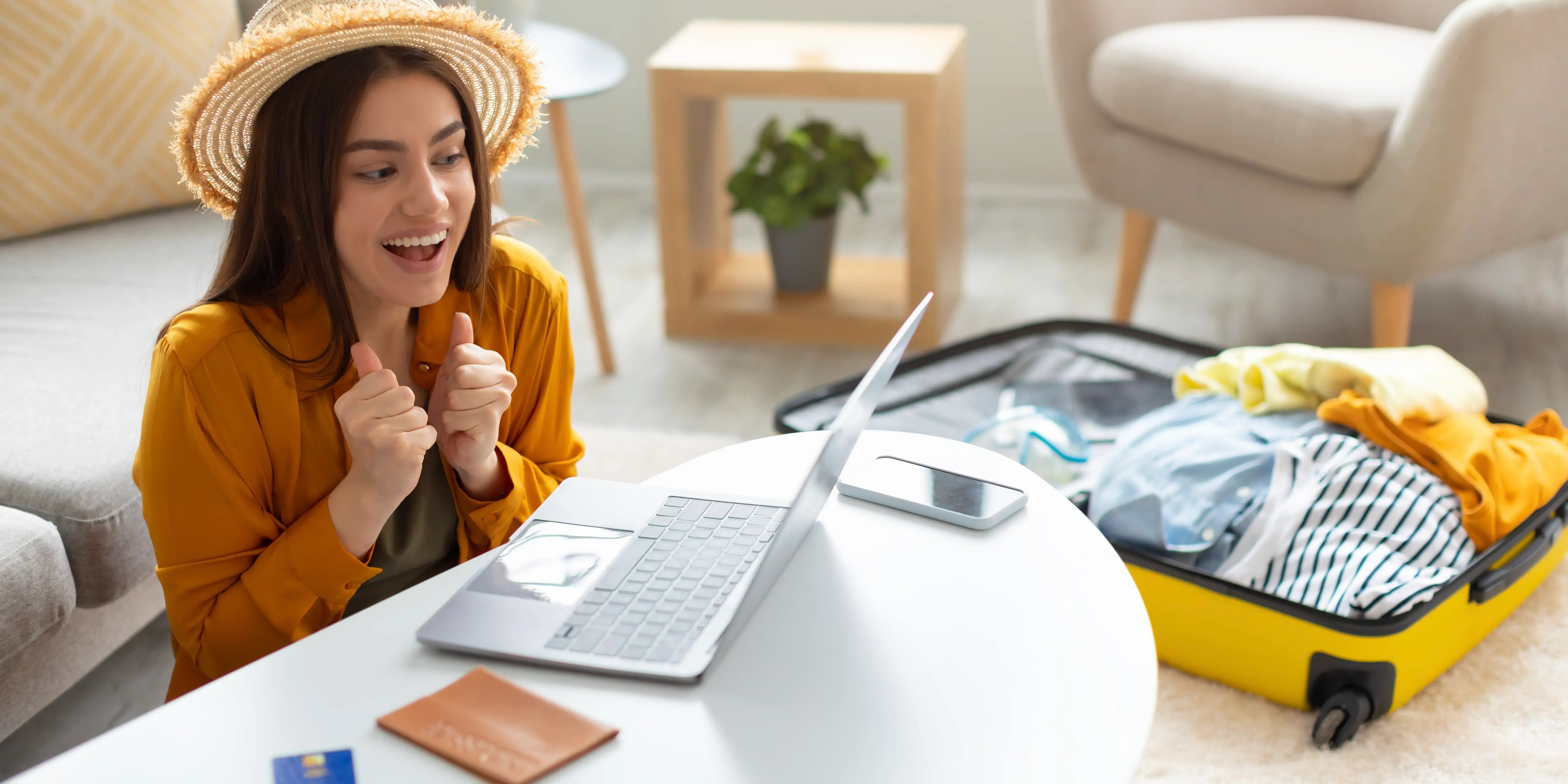 Mujer emocionada haciendo reserva de viaje turístico en línea, obteniendo descuentos de temporada