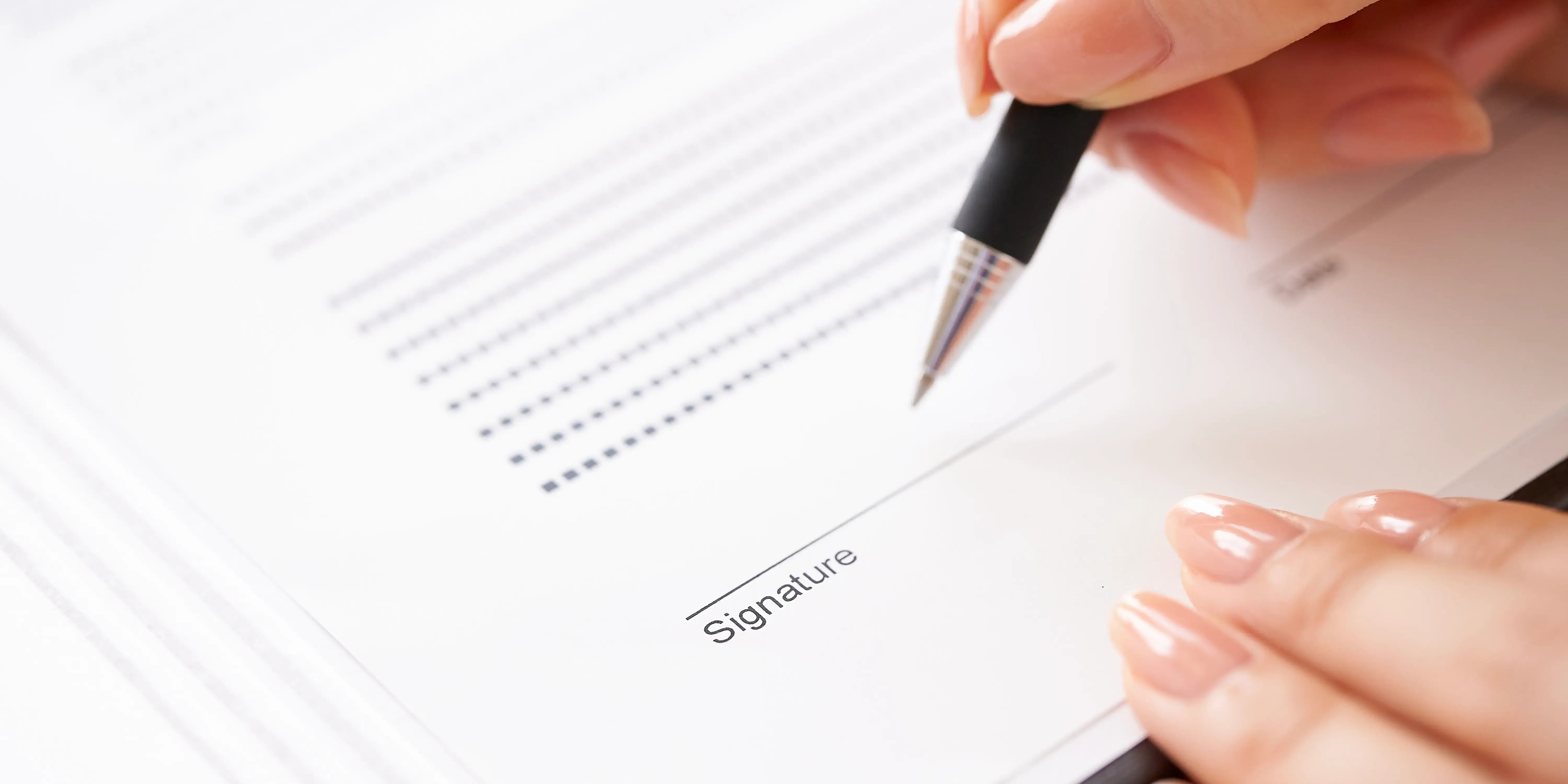 Mujer firmando la carta de liberación de hipoteca como paso final de como funciona un crédito hipotecario