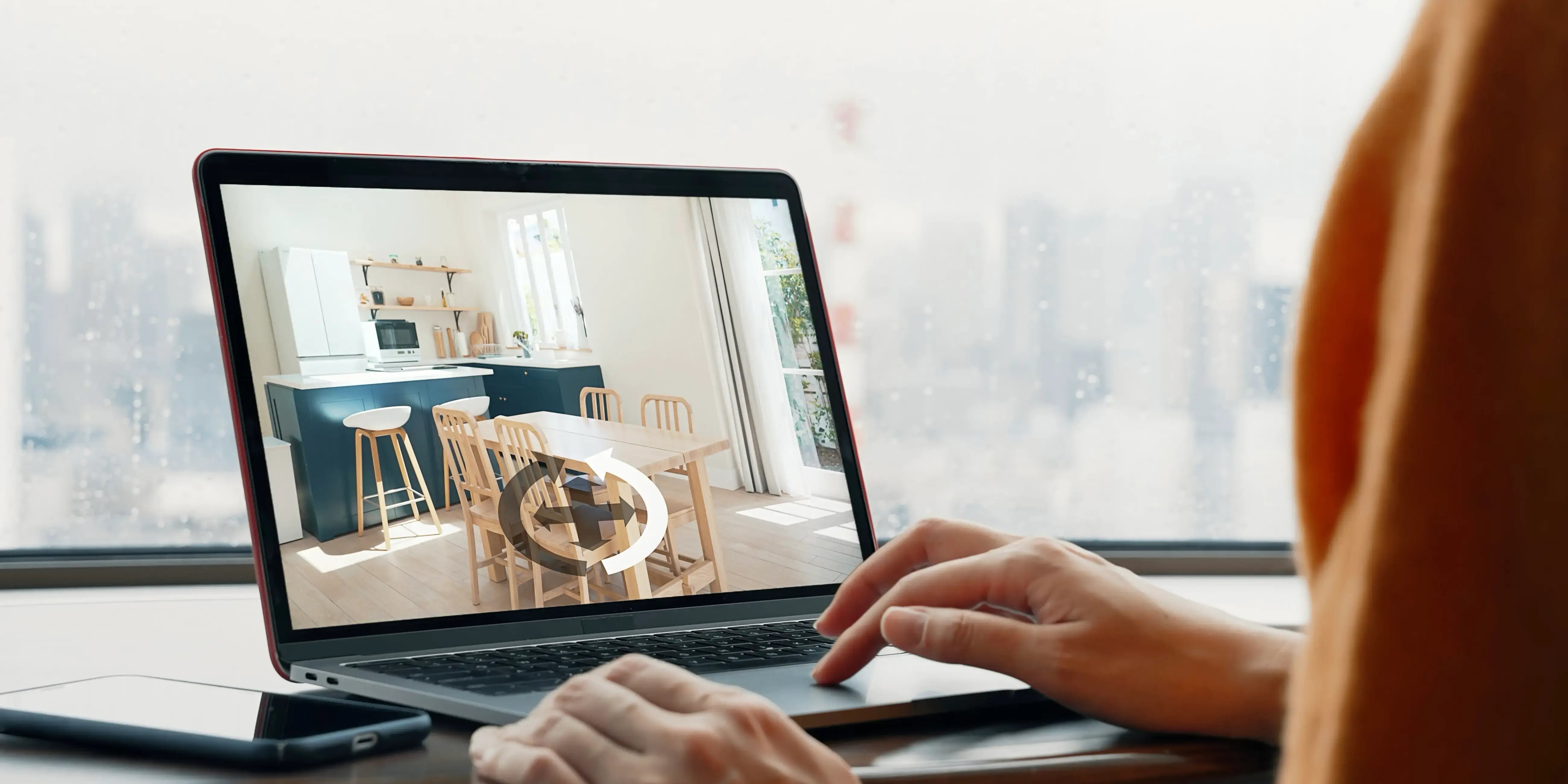 Mujer viendo el la computadora las características de una casa para aprovechar la temporada de descuentos inmobiliarios