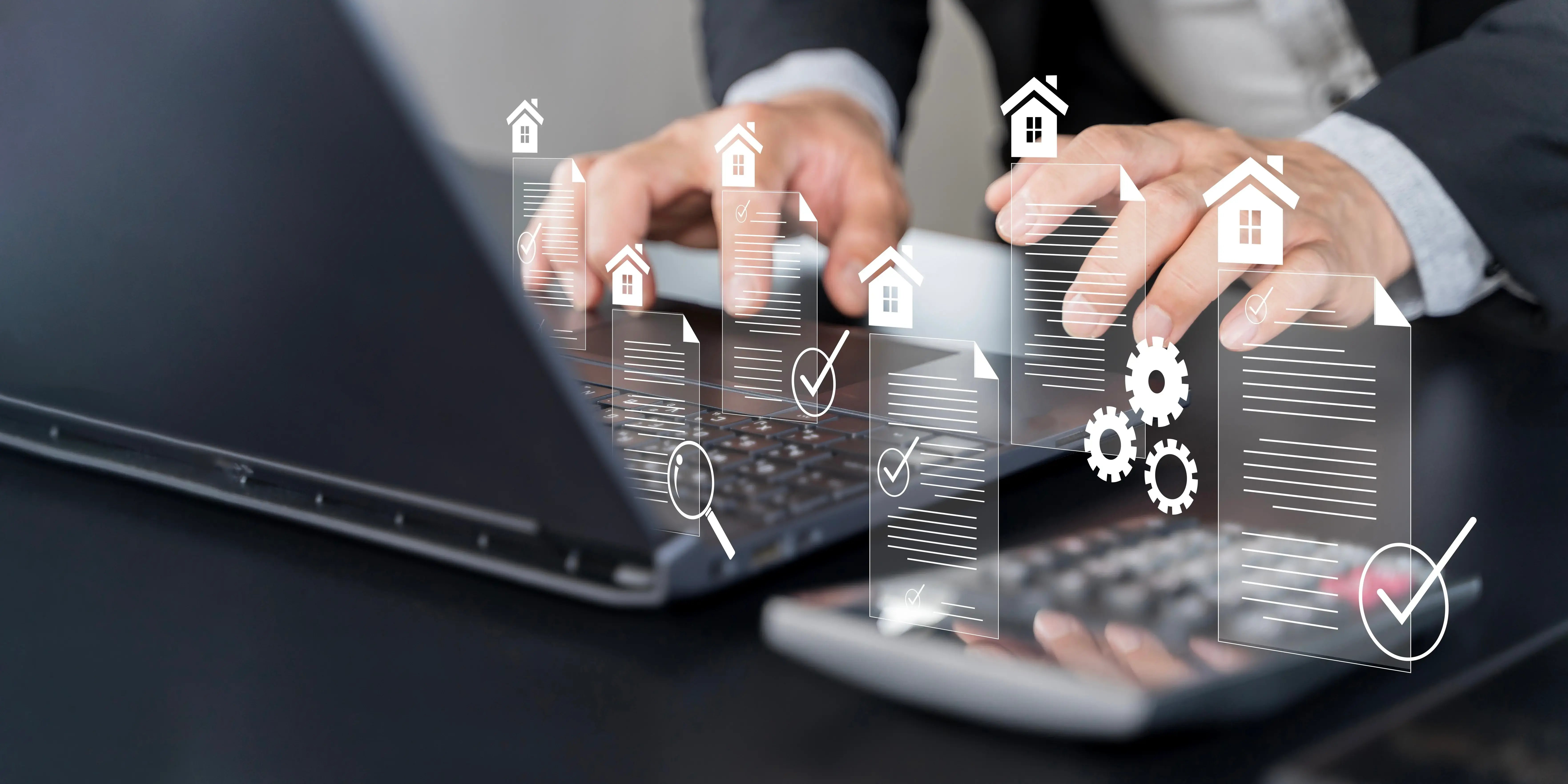 Notario viendo en la computadora que estén listos los documentos legales para obtener las escrituras de una casa