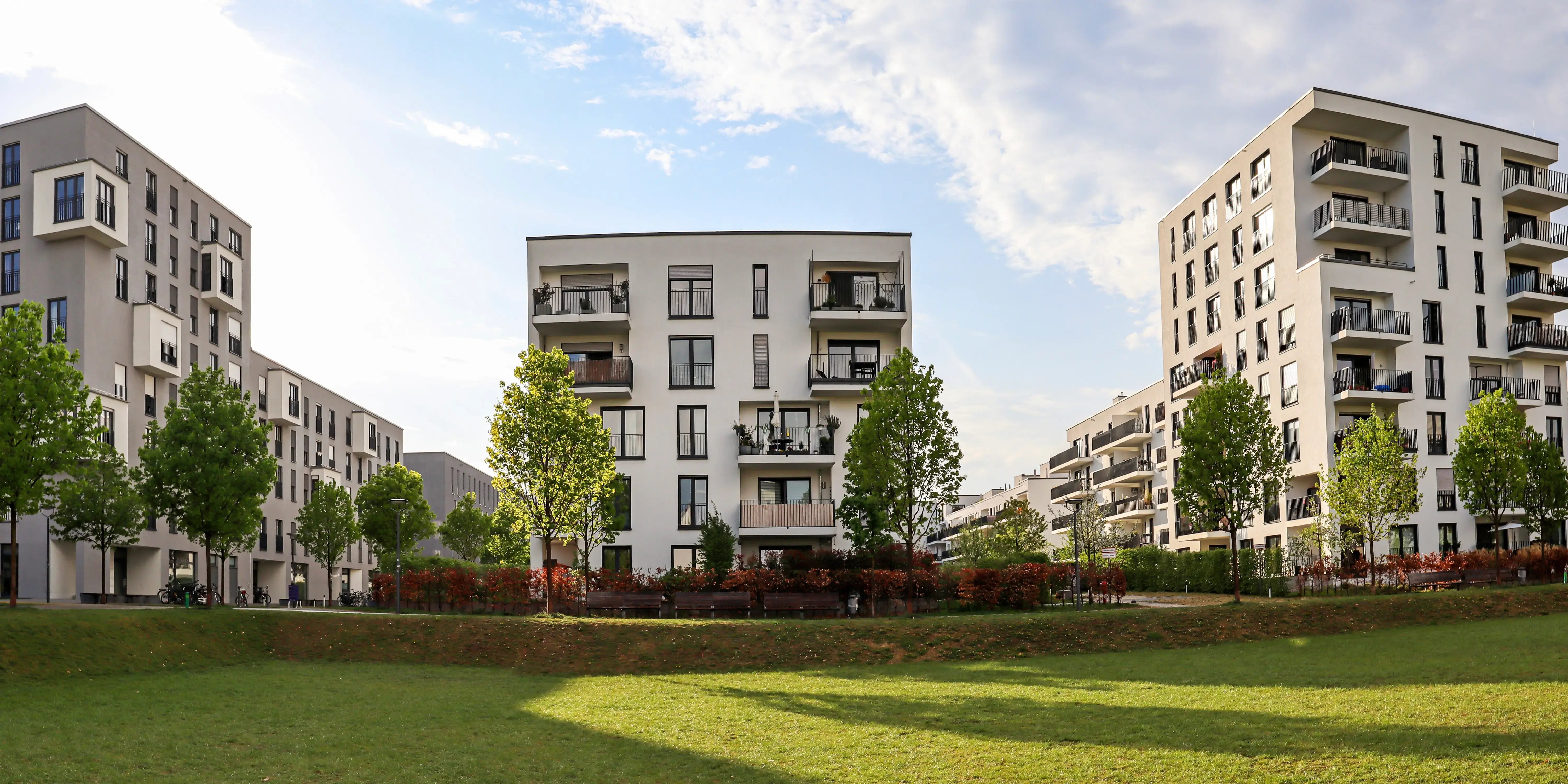 Paisaje urbano de una zona residencial con modernos edificios rodeados de áreas verdes para tener una plusvalía ambiental 