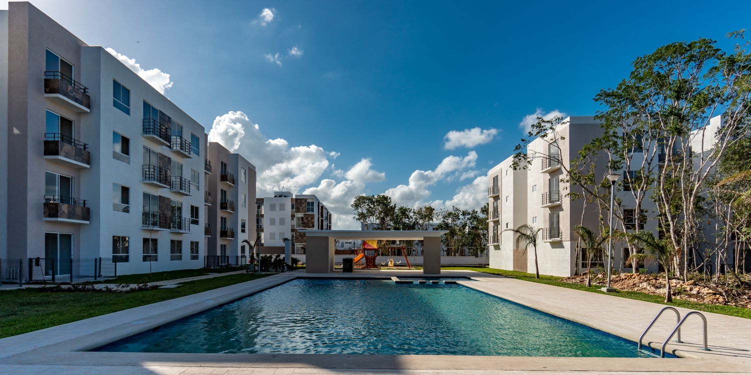 Casas en Palmas Turquesa. Piscina y árboles al rededor. 