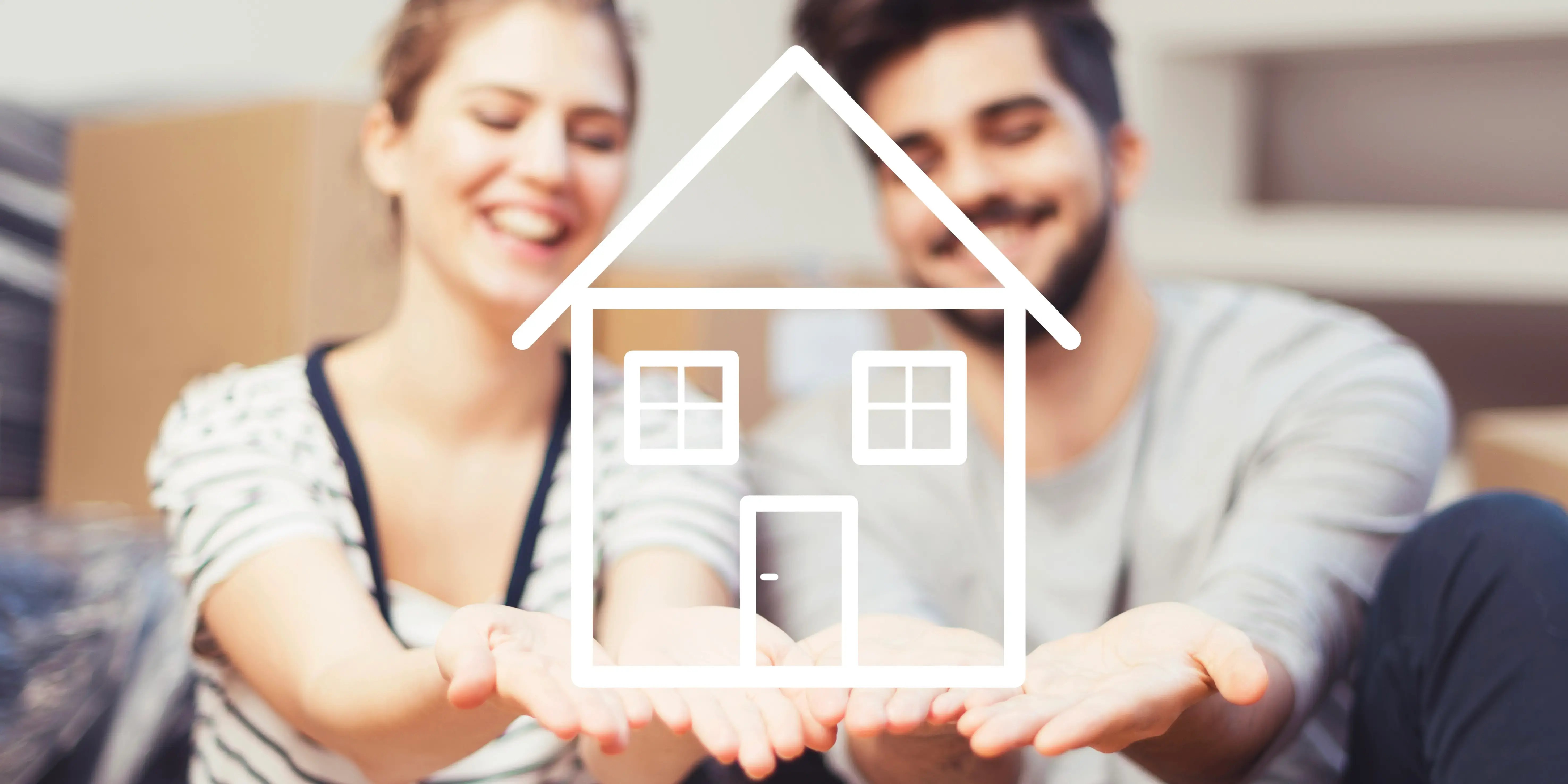 Pareja con la silueta de una casa en sus manos por que han decidido comprar casa