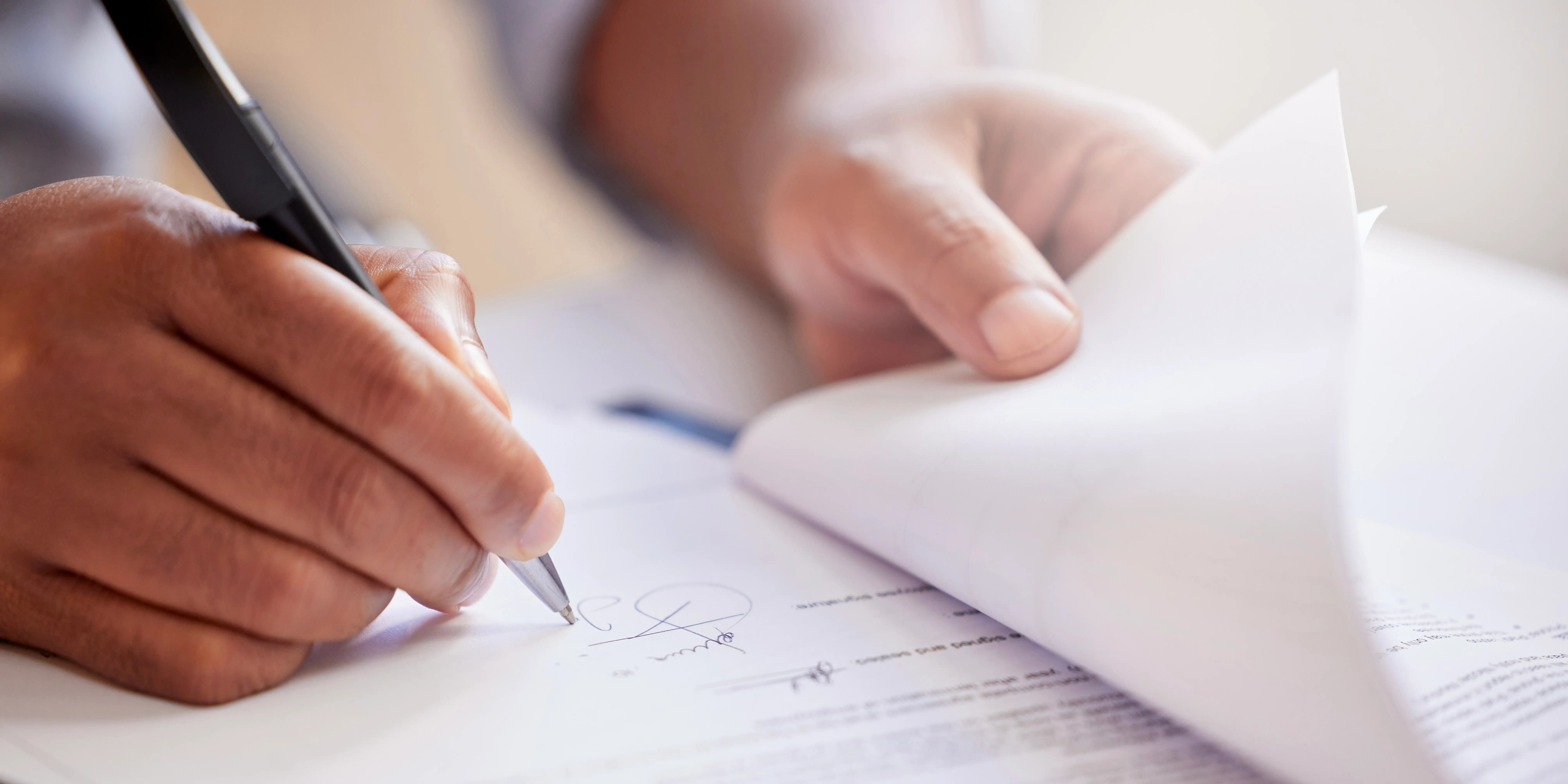 Persona firmando el contrato de la hipoteca de casa
