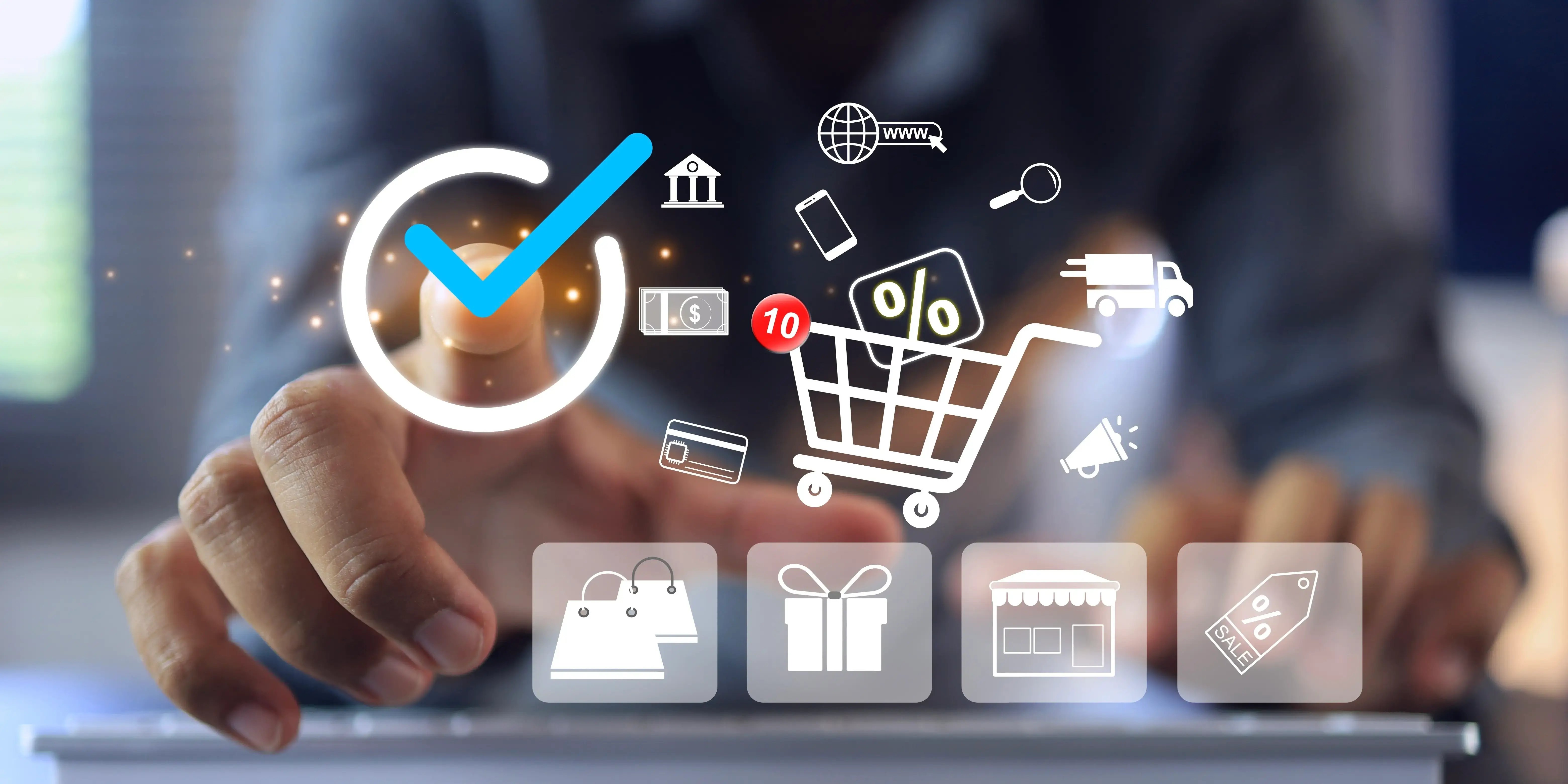 Persona viendo una tienda online y qué descuento tiene para aprovechar los decuentos de temporada1