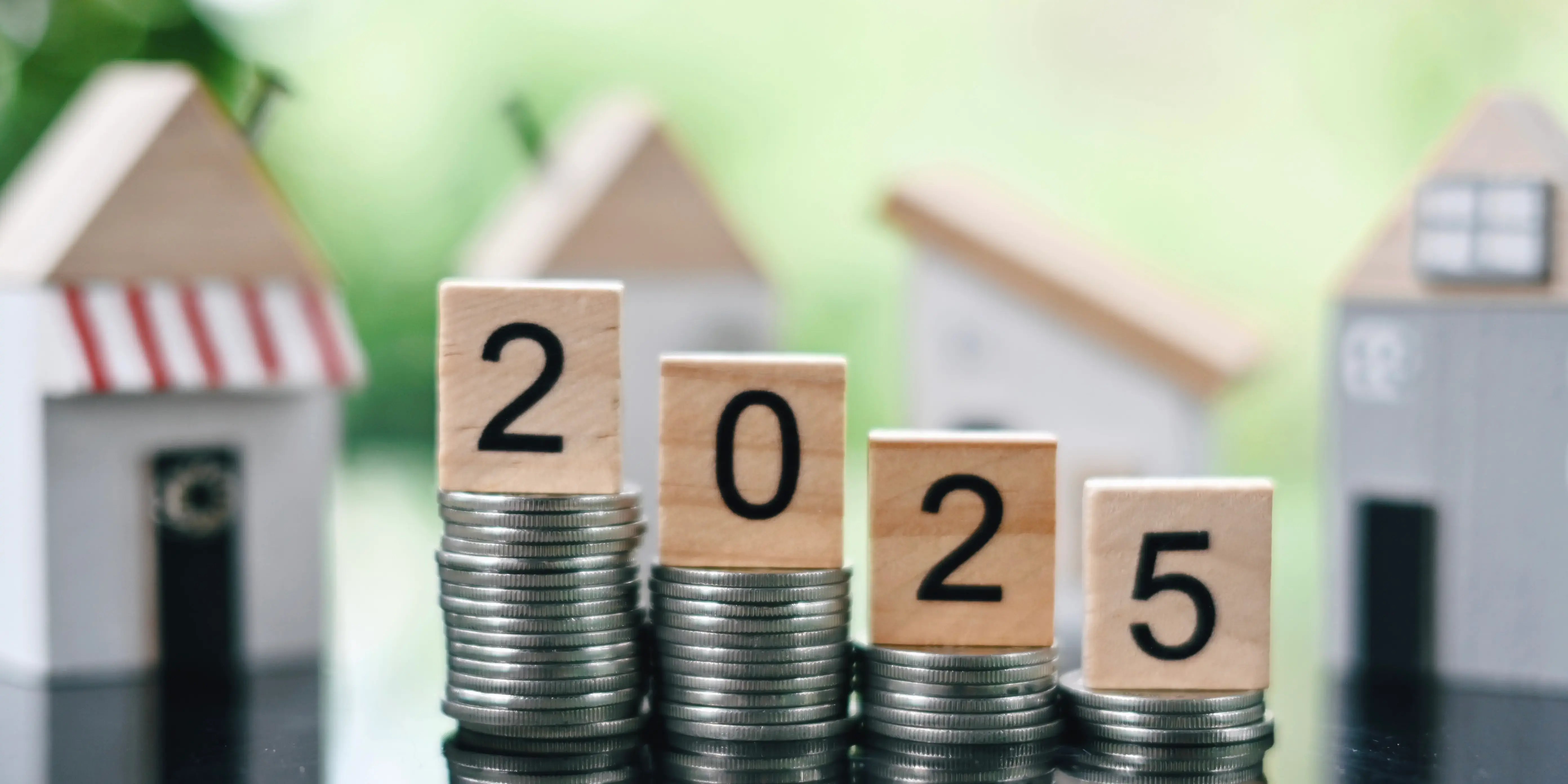 Pila de moneda con bloques de madera 2025 y casas de madera de juguete en la mesa para conocer los tipos de crédito fovissste