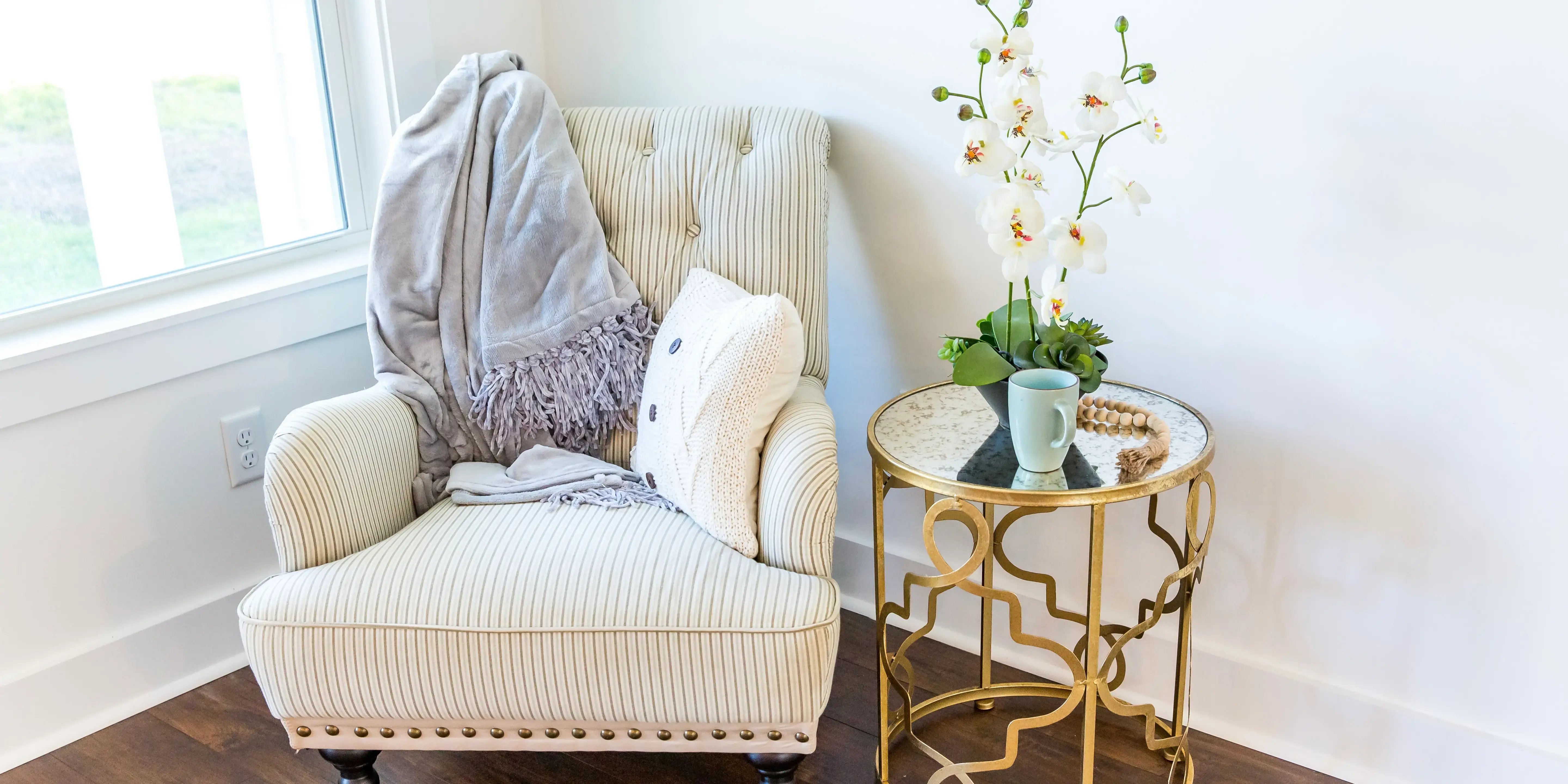 Rincón para relajarse, con una silla cómoda, una planta y buena iluminación para un hogar saludable