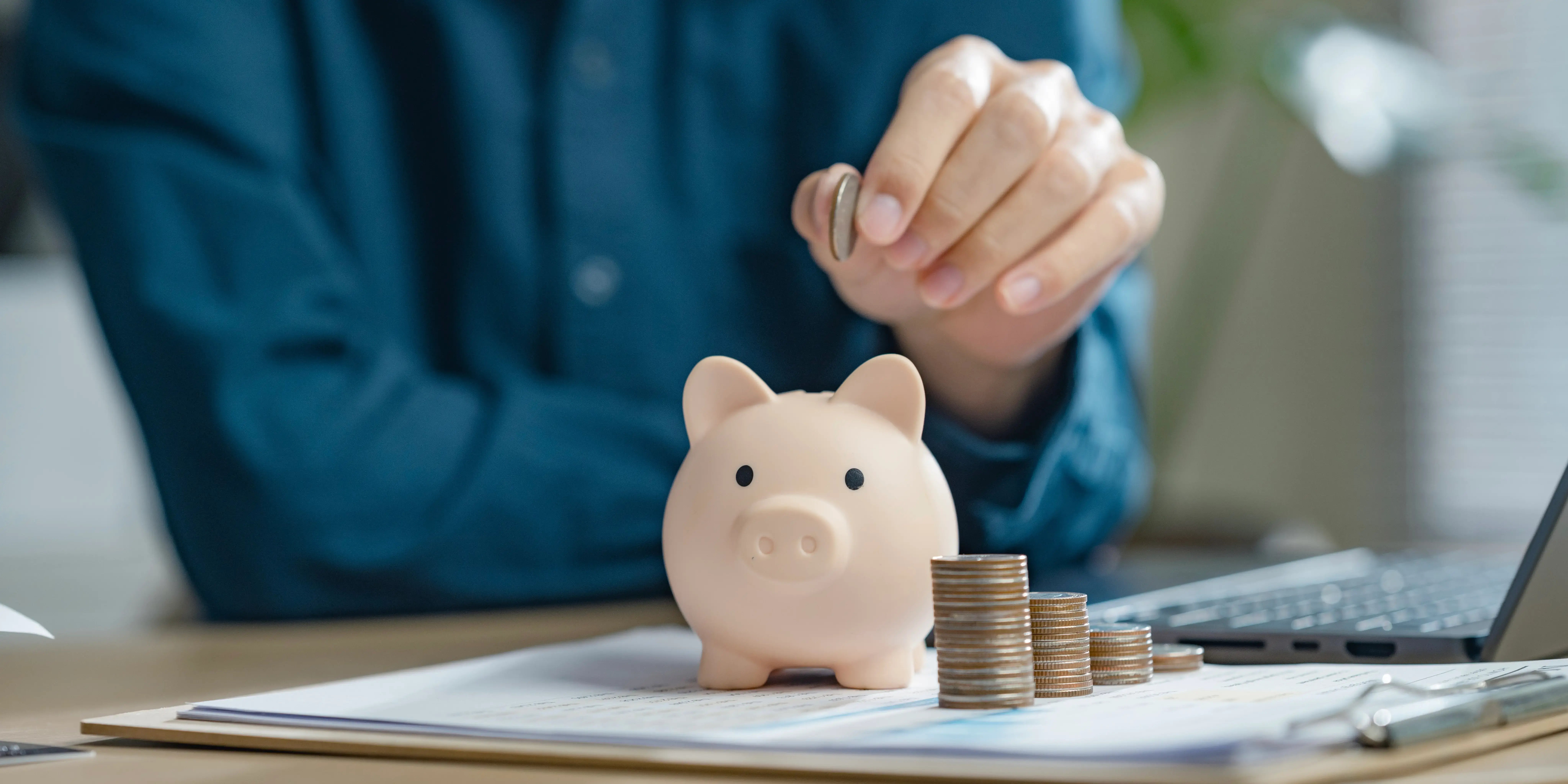 Una persona está poniendo monedas en una alcancía para la subcuenta de vivienda