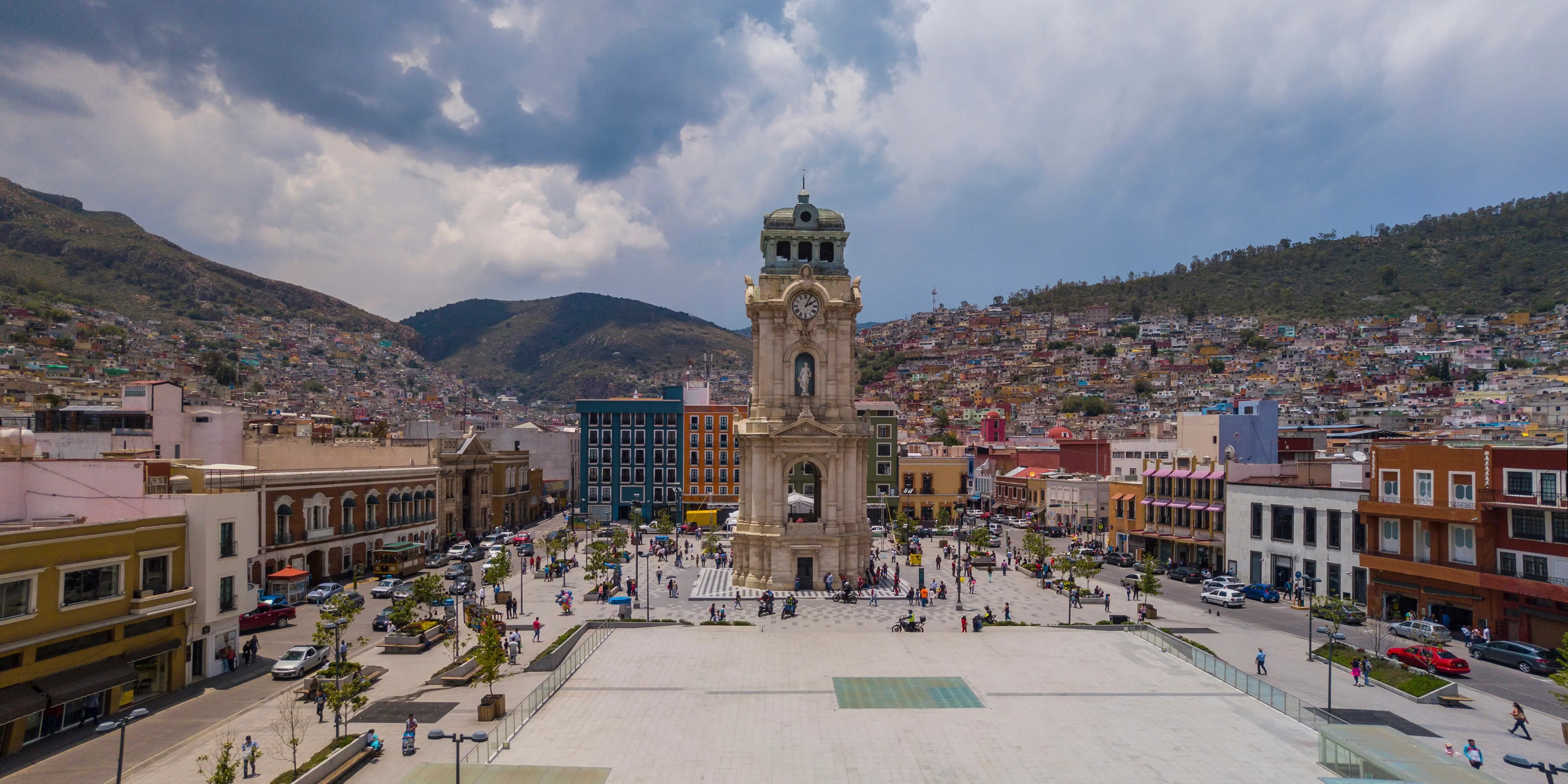 Vista aérea panorámica del monumental reloj en el centro de la famosa e icónica Plaza de la Independencia en el centro de Pachuca