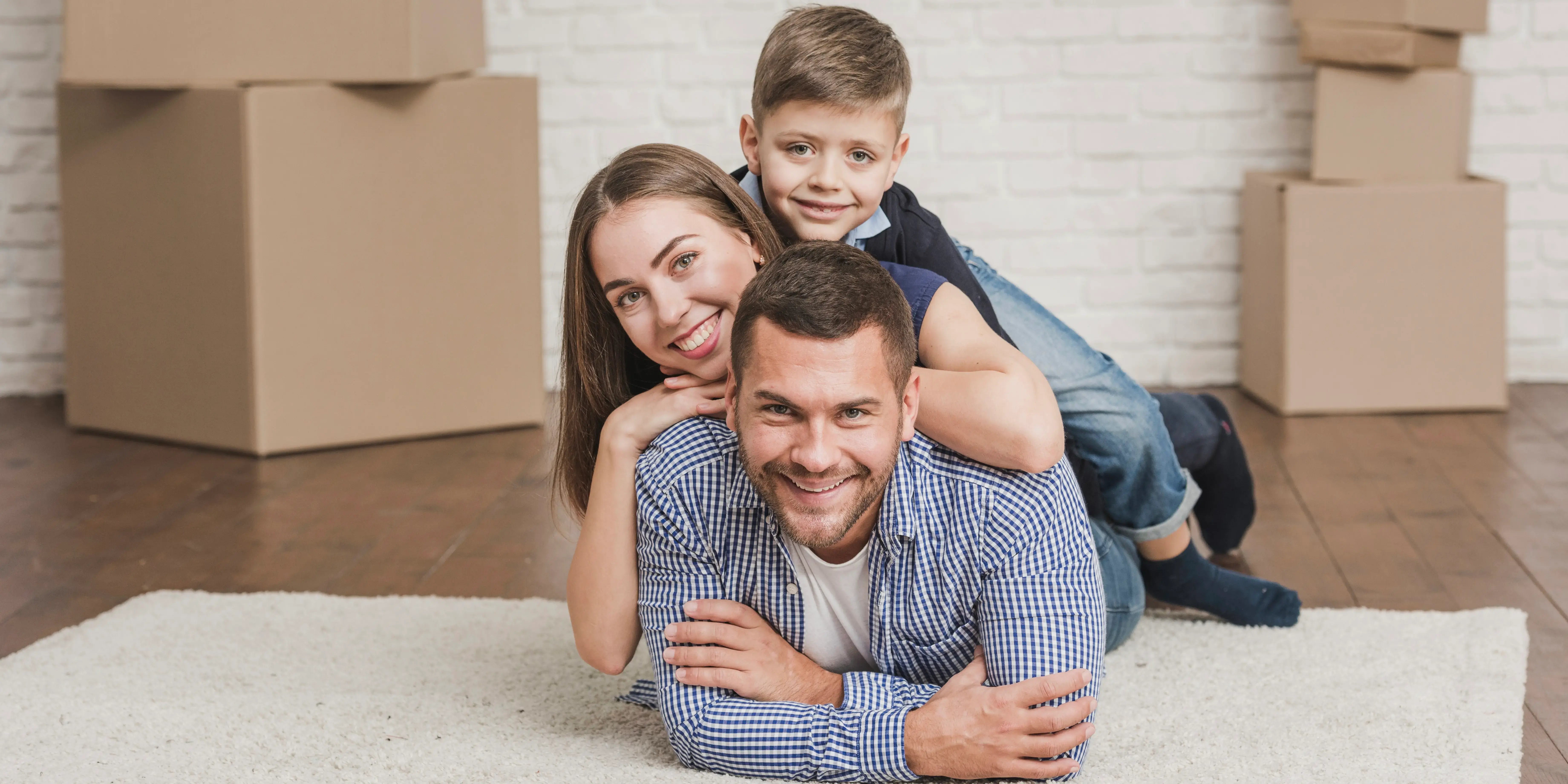 Familia con cajas de mudanza. Que es una casa duplex