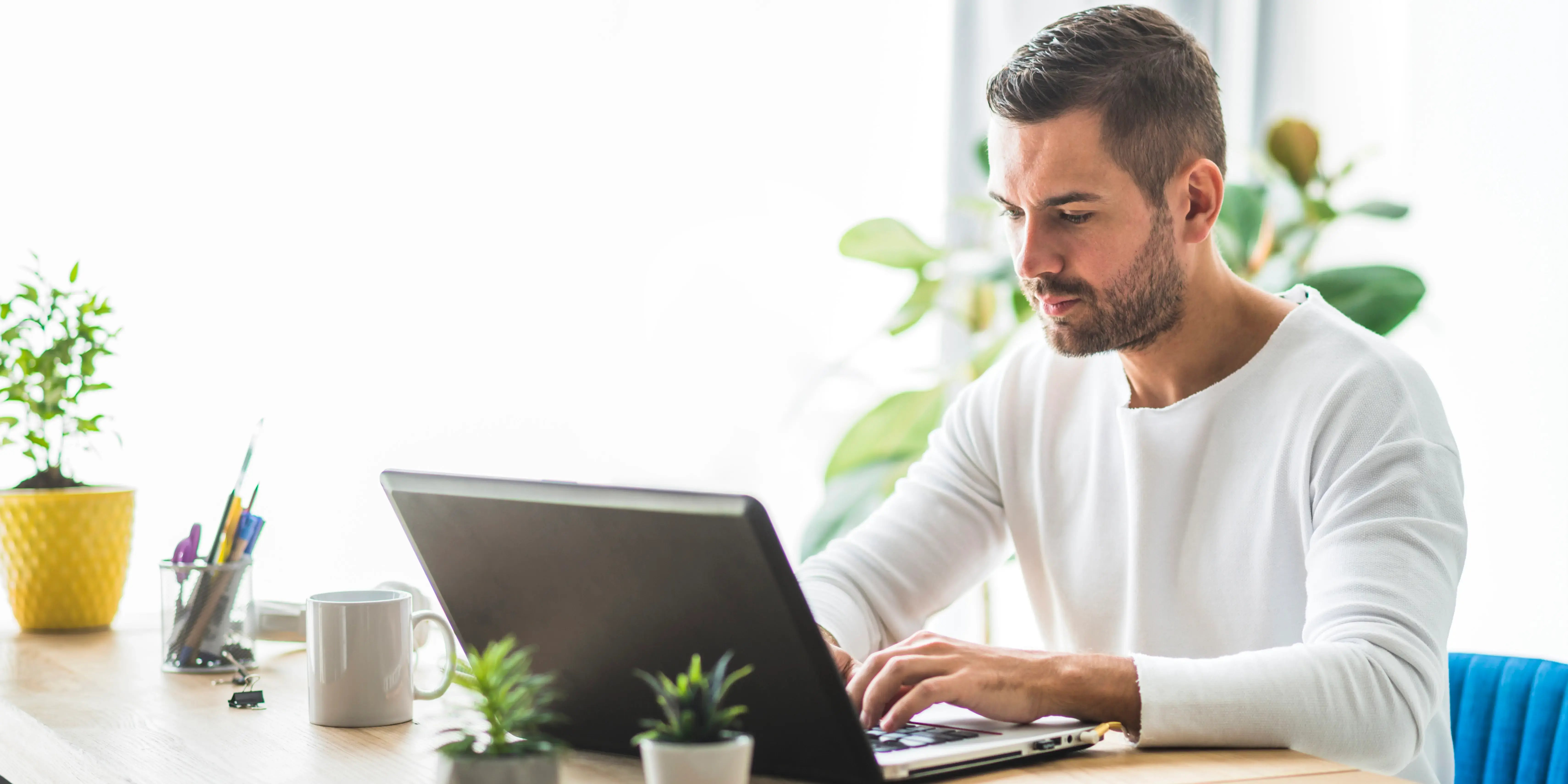 Hombre en computadora. Metas financieras