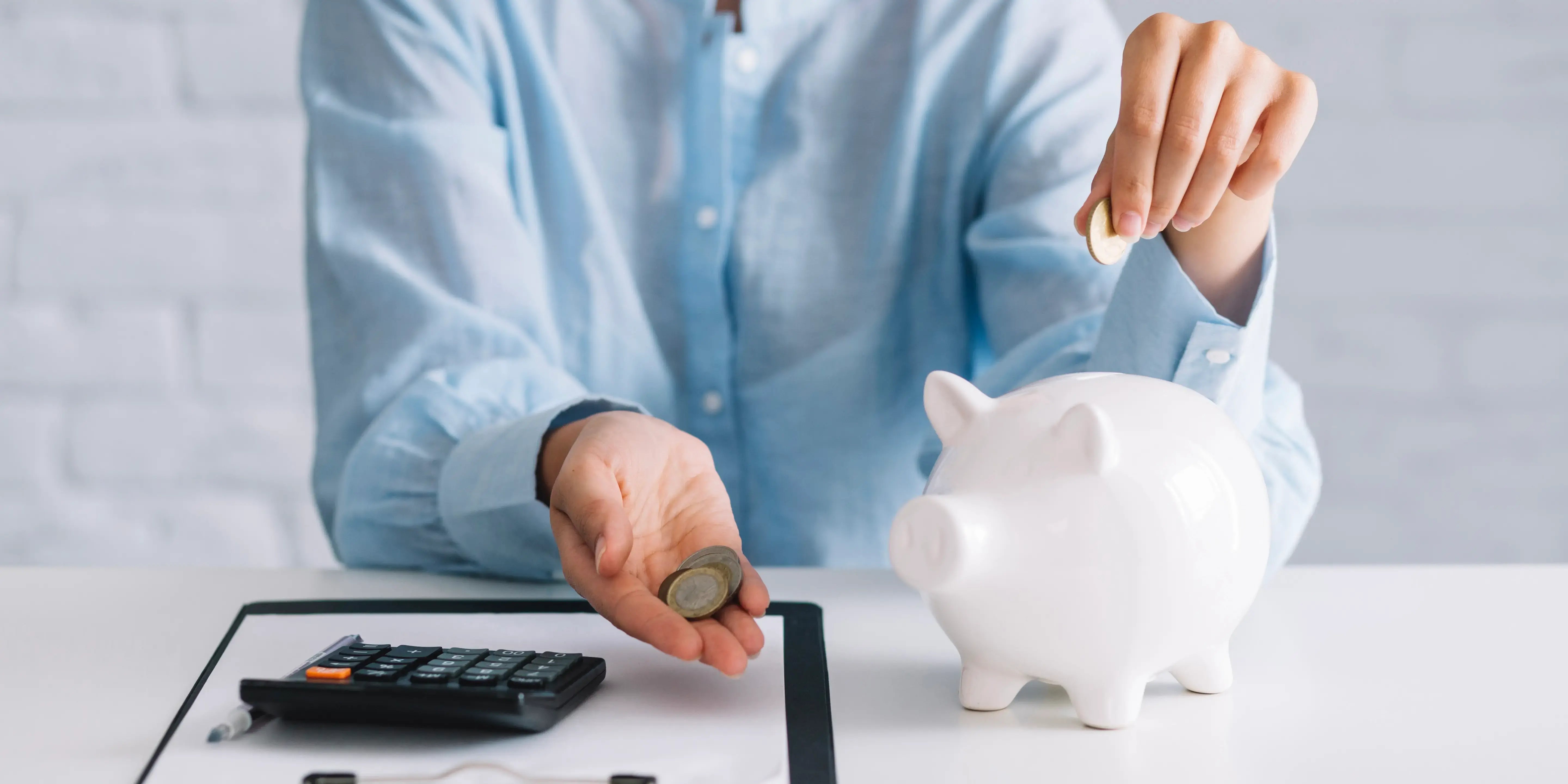 Alcancía con monedas. Ahorro voluntario Afore