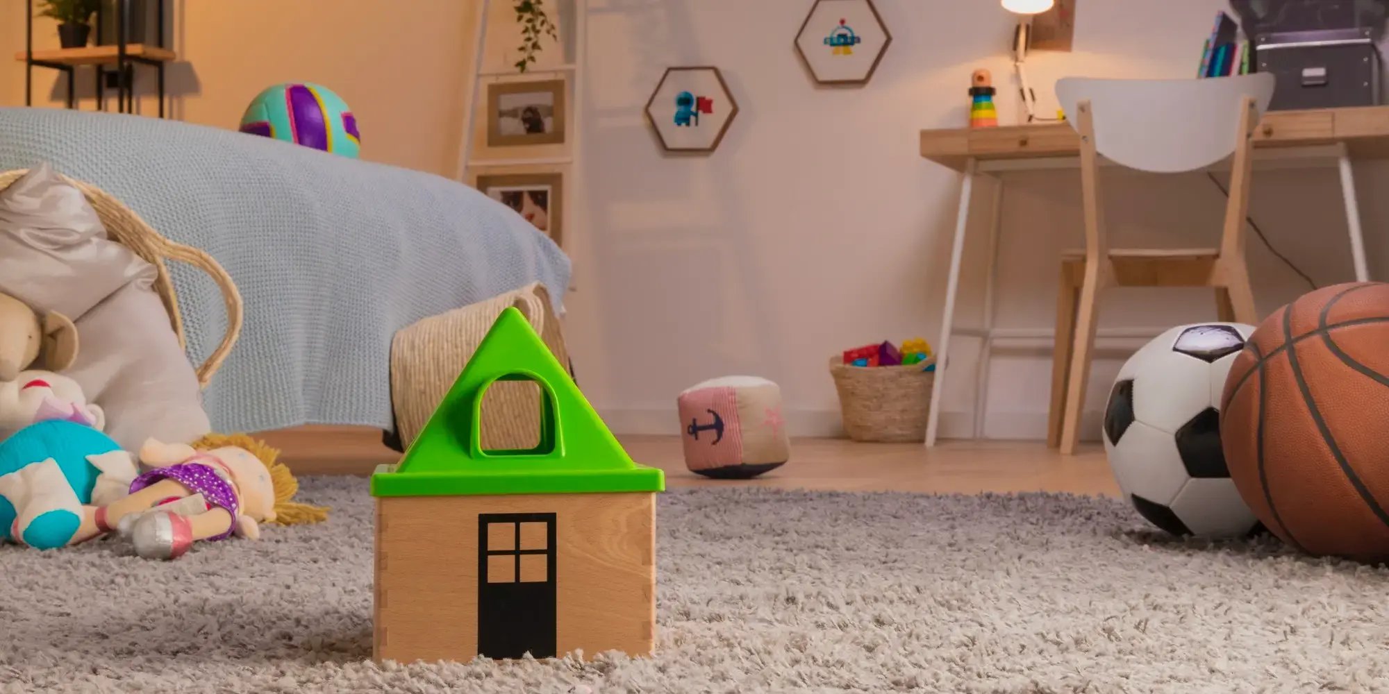 Cuarto niños con juguetes y escritorio de madera. Decoración del cuarto de los niños