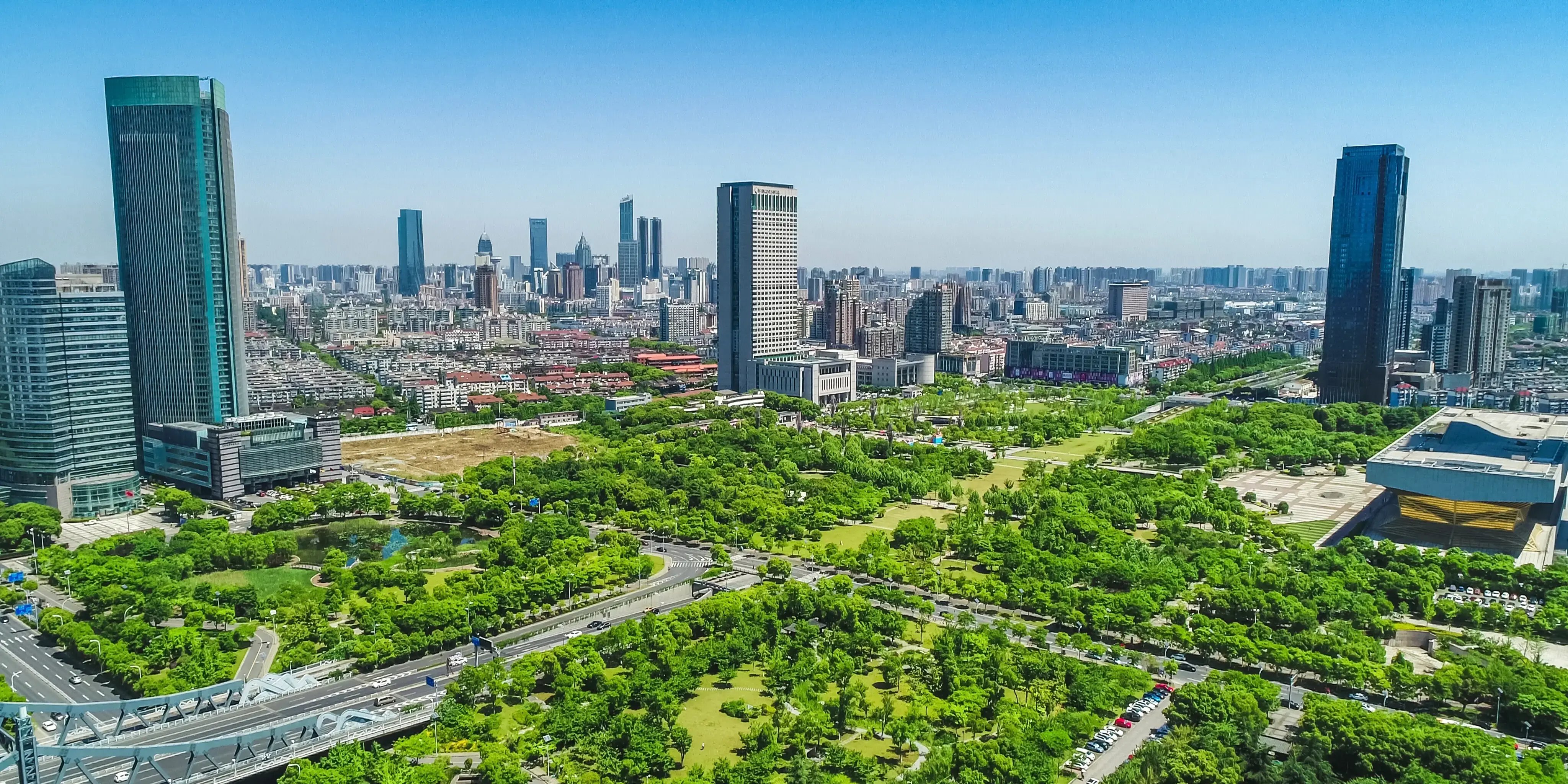 Edificios con áreas verdes. Comunidad planeada