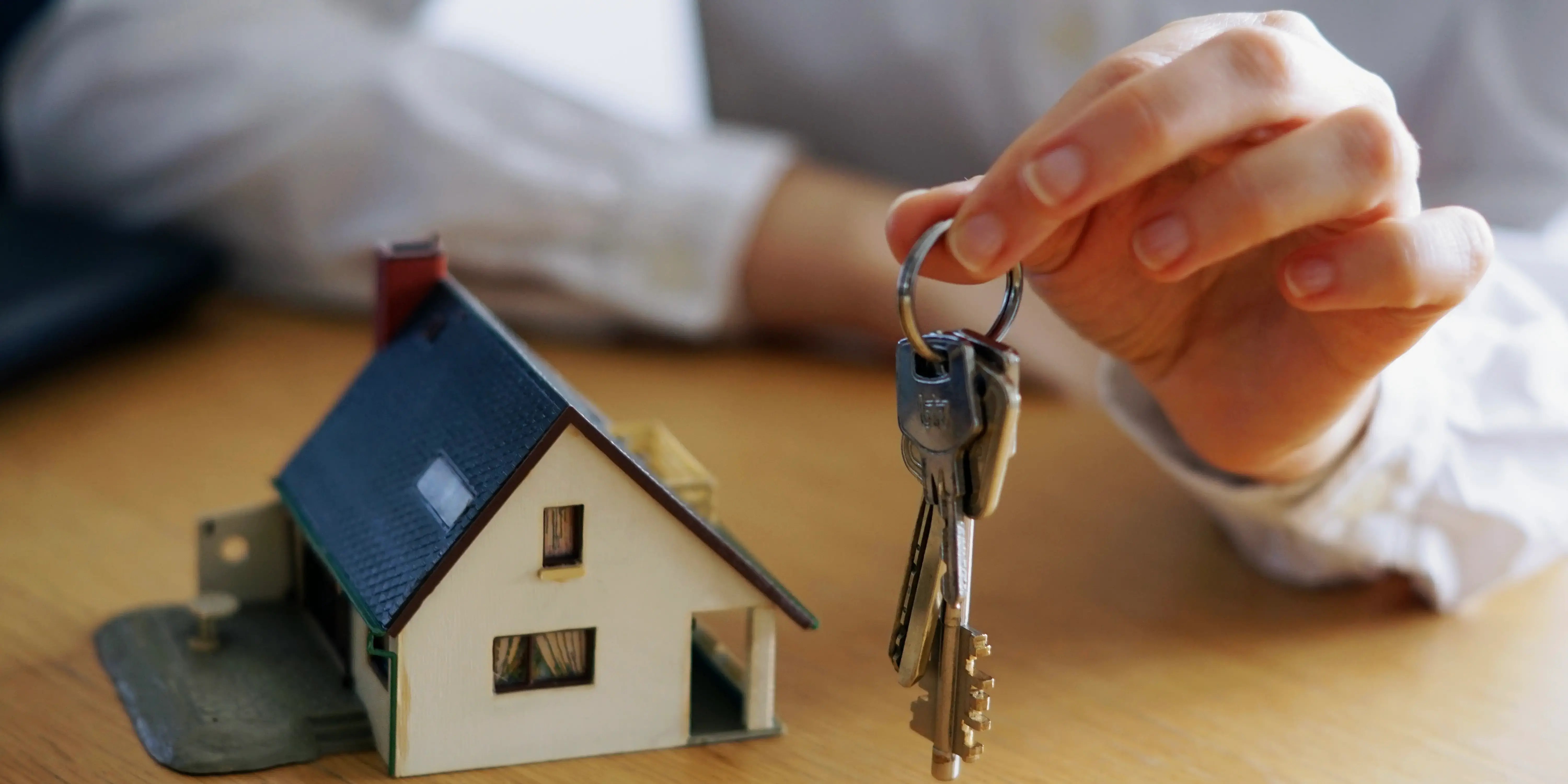 Manos con llaves de una casa. Infonavit tiene recursos suficientes para la reforma de vivienda