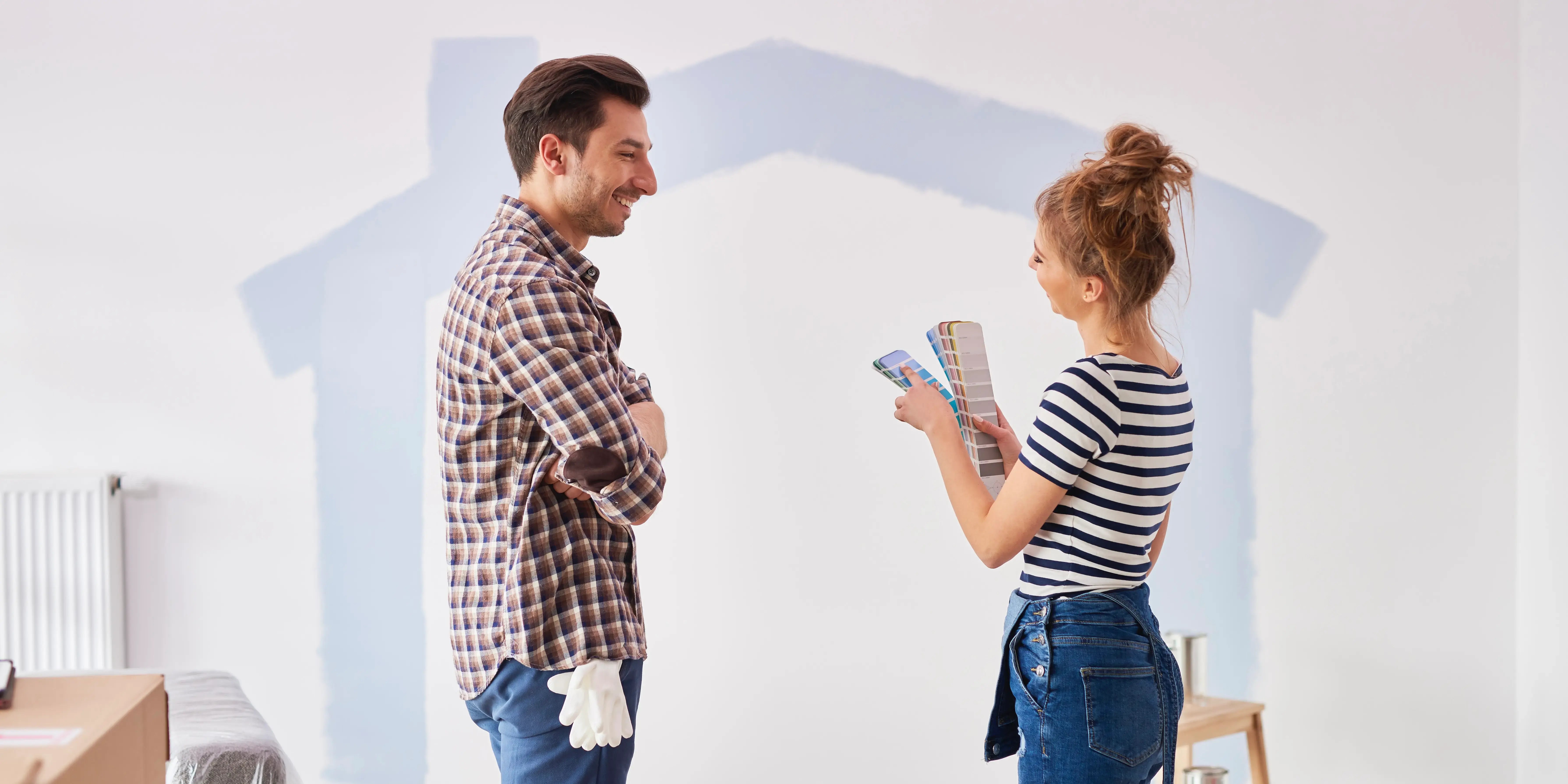 Pareja eligiendo de que color pintar su casa. Mejoravit