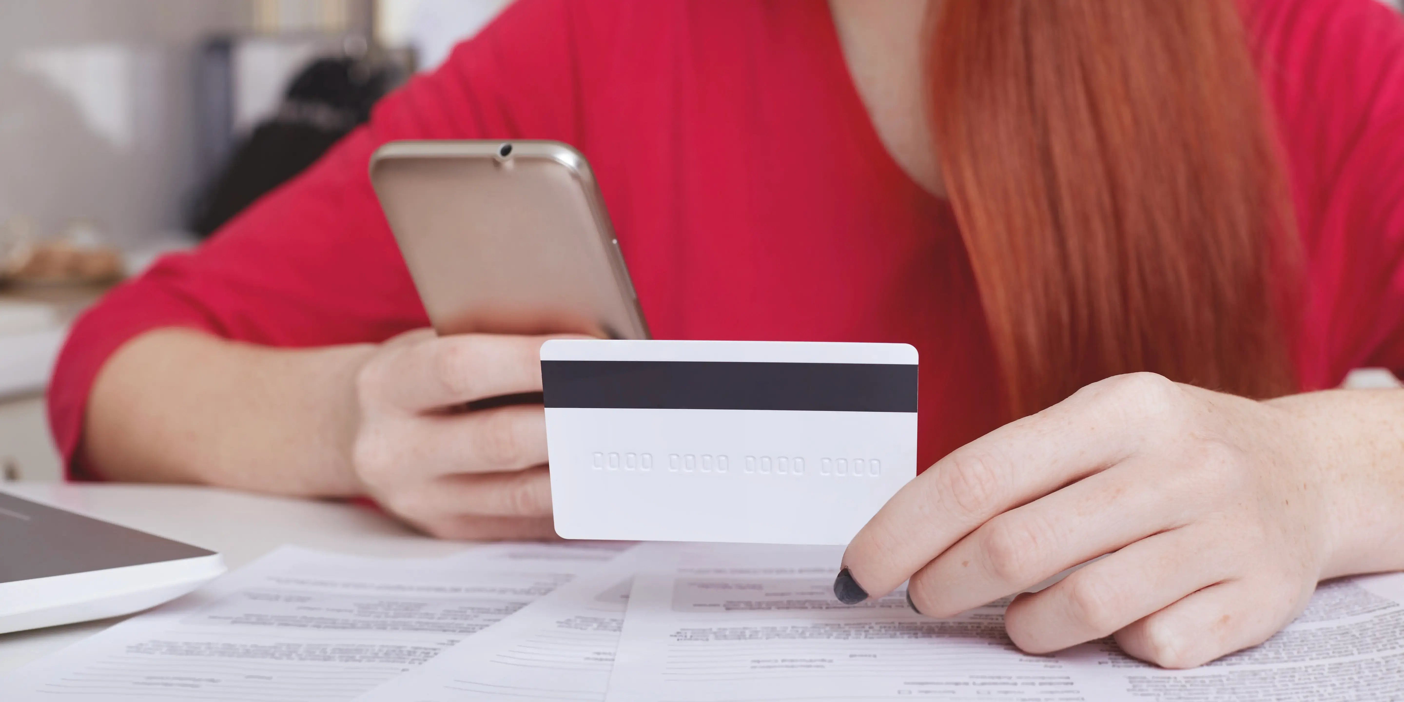 Mujer pagando tarjeta de crédito con el celular. Buró de crédito