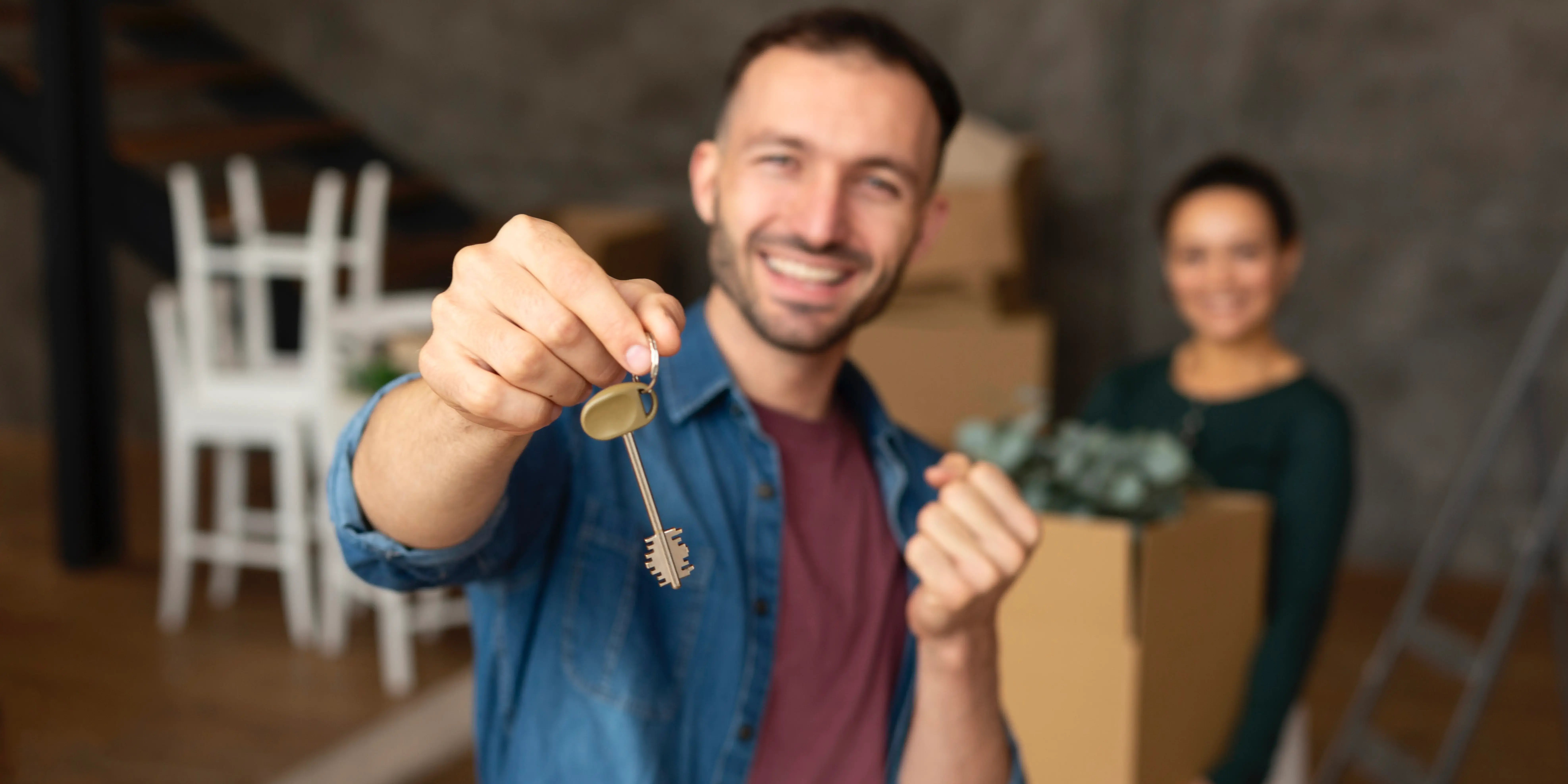 Hombre sosteniendo llaves. ¿Qué debe tener una casa para que puedas comprarla con tu Crédito Infonavit?