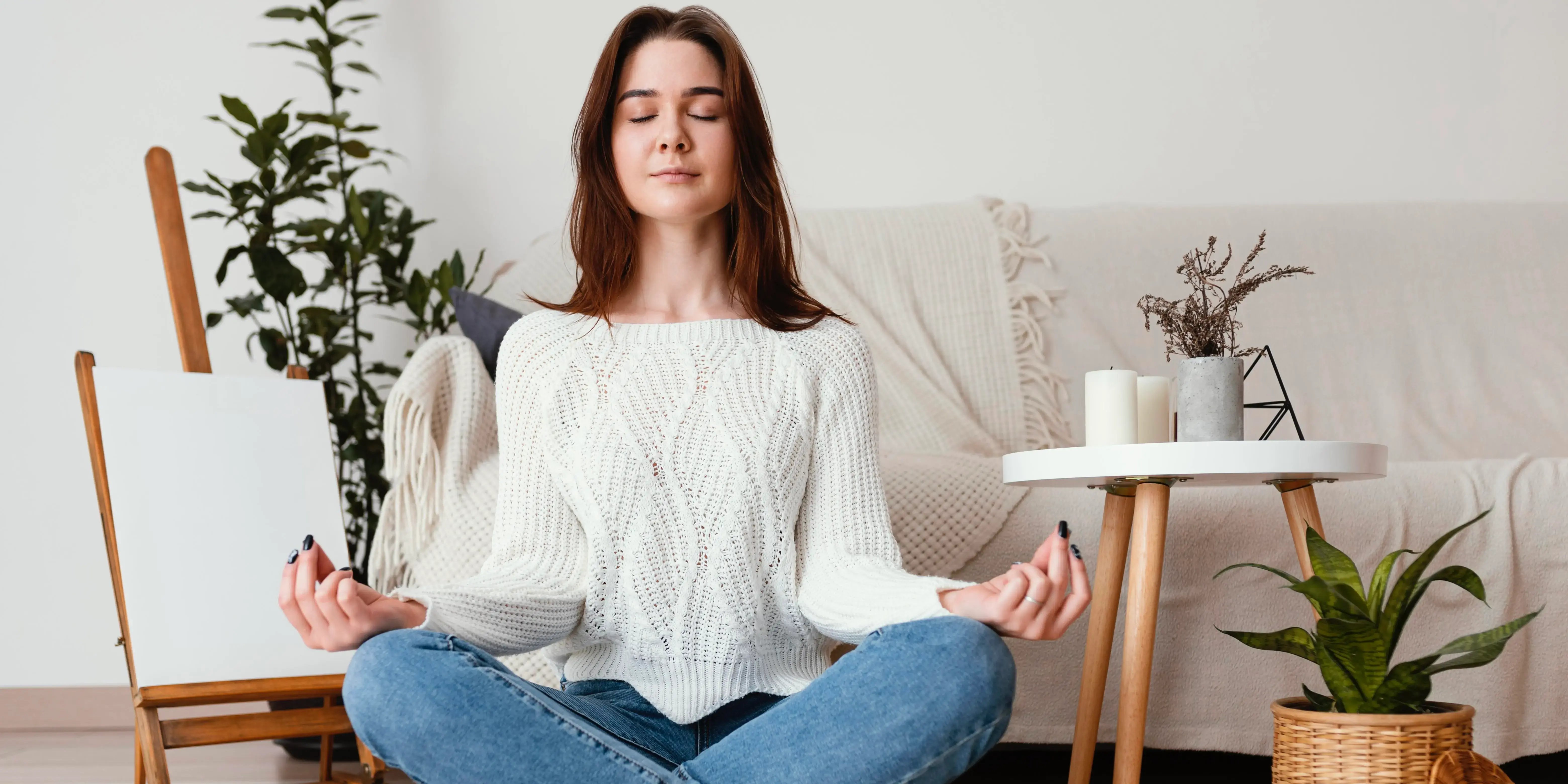 Mujer meditando. ¿qué es bienestar?