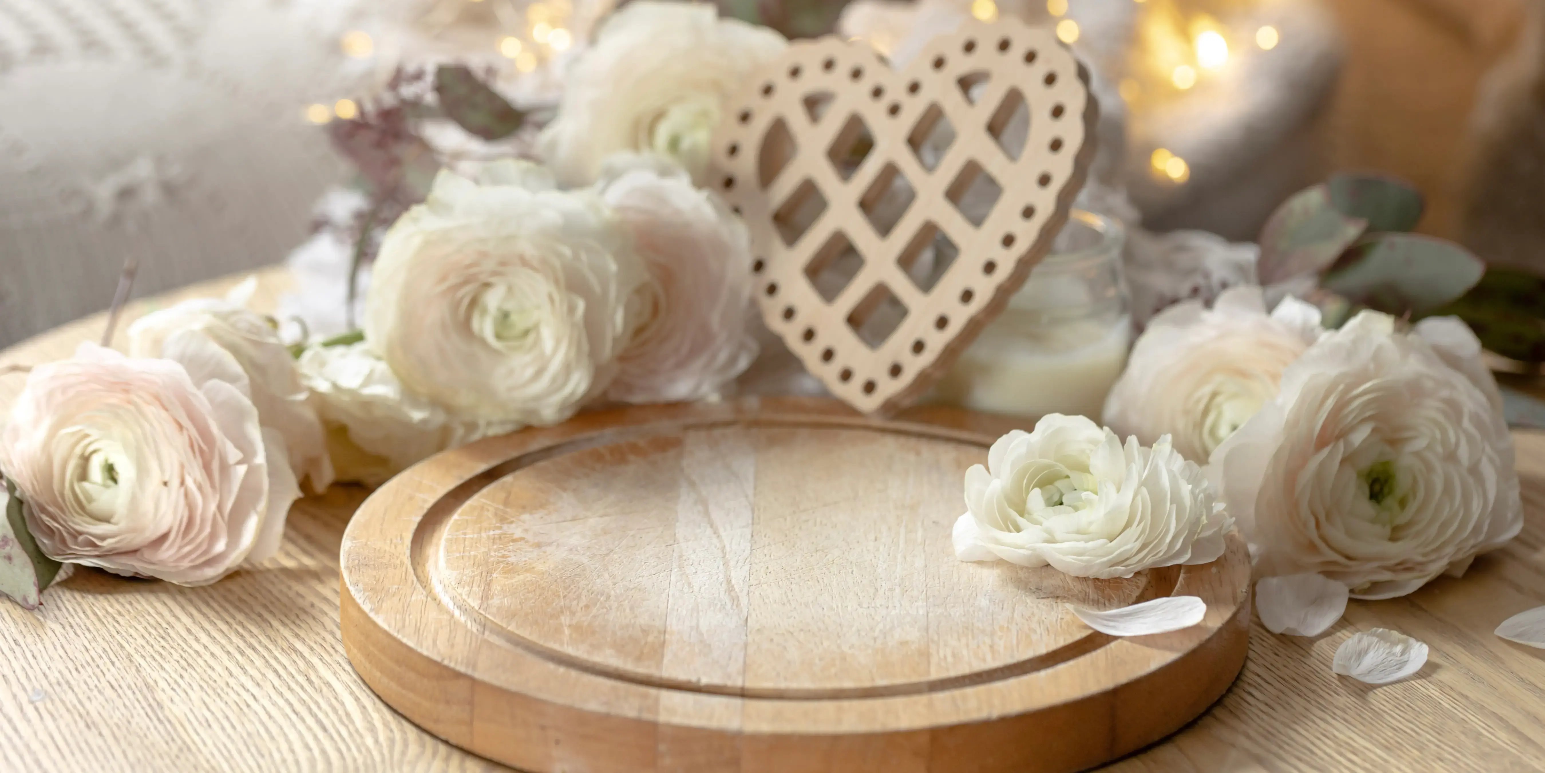 Flores con corazón de madera. Decoración Shabby Chic