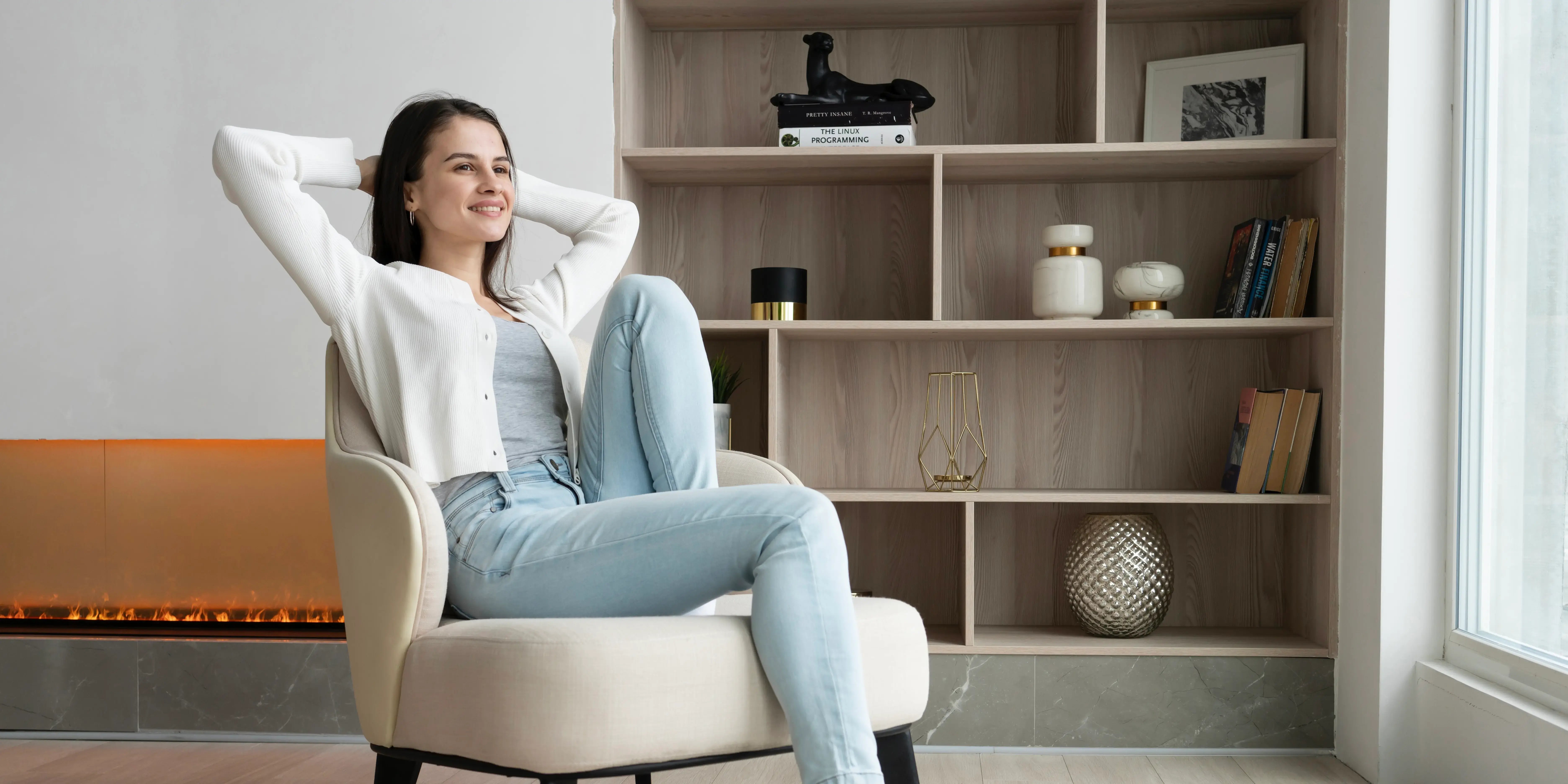 Mujer sentada cómodamente en sillón. ¿Qué es bienestar?