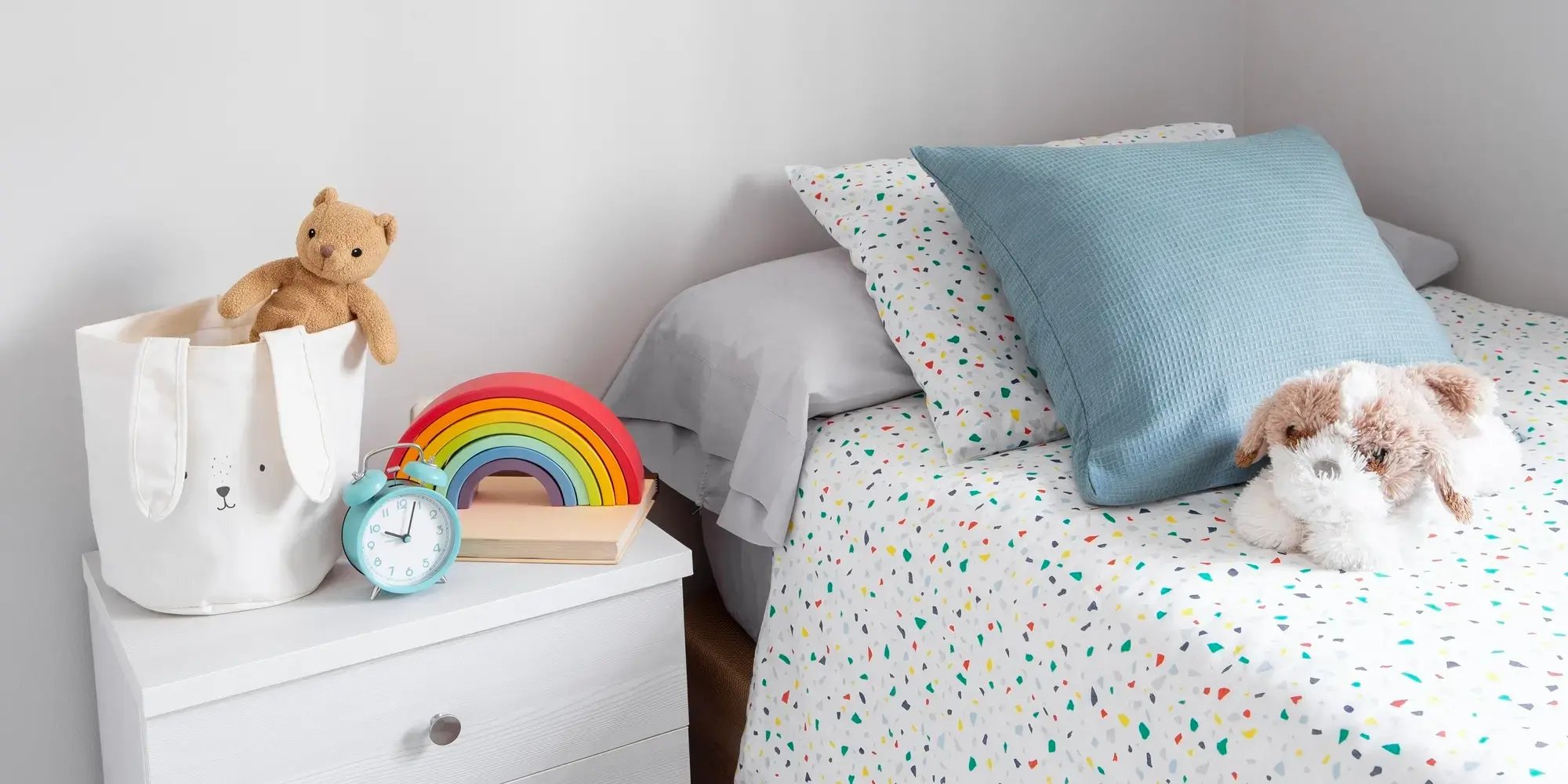 Cama y buró con juguetes. Decoración del cuarto de los niños