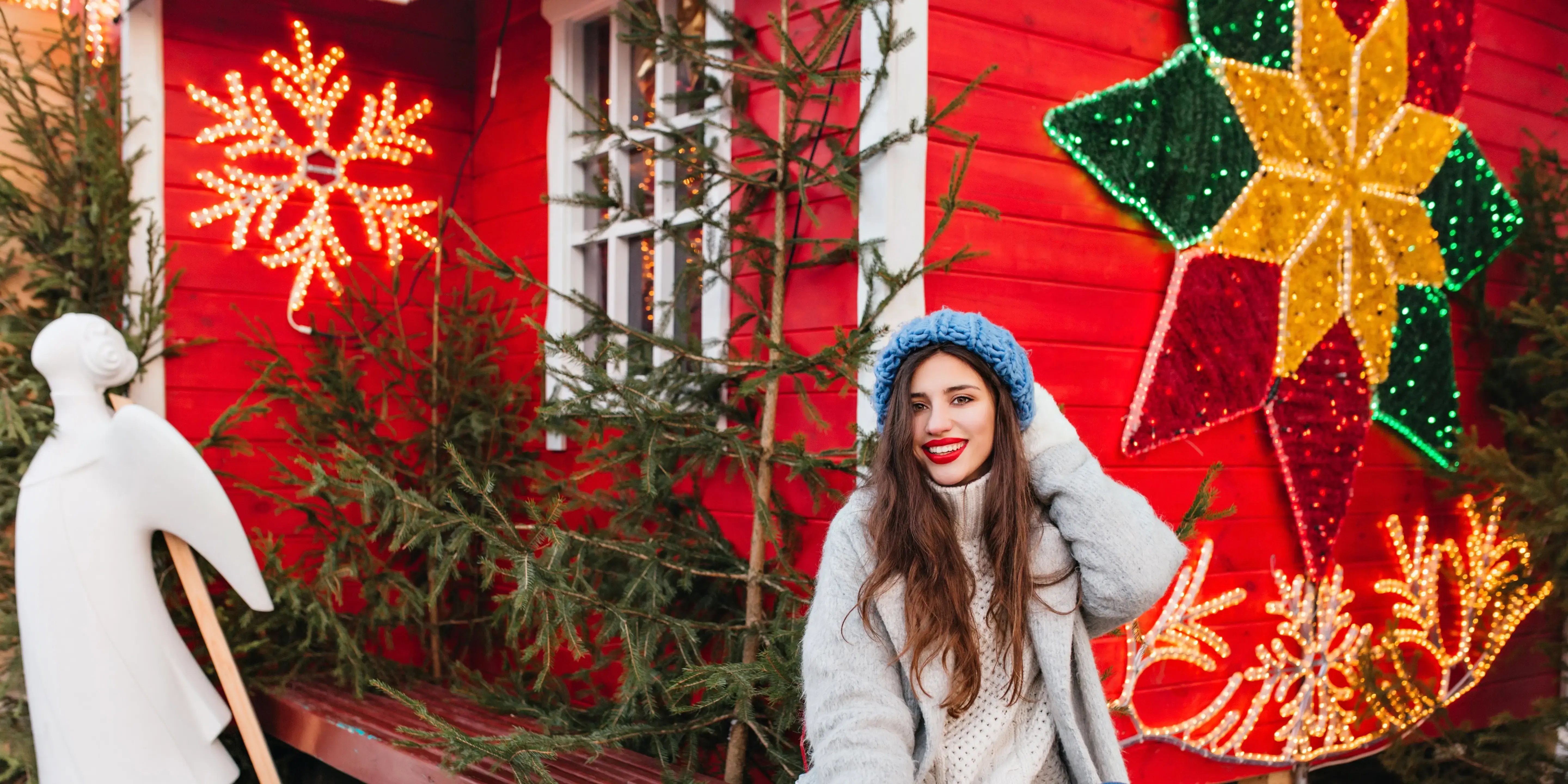 Mujer con luces navideñas de fondo.Navidad en el estado de México