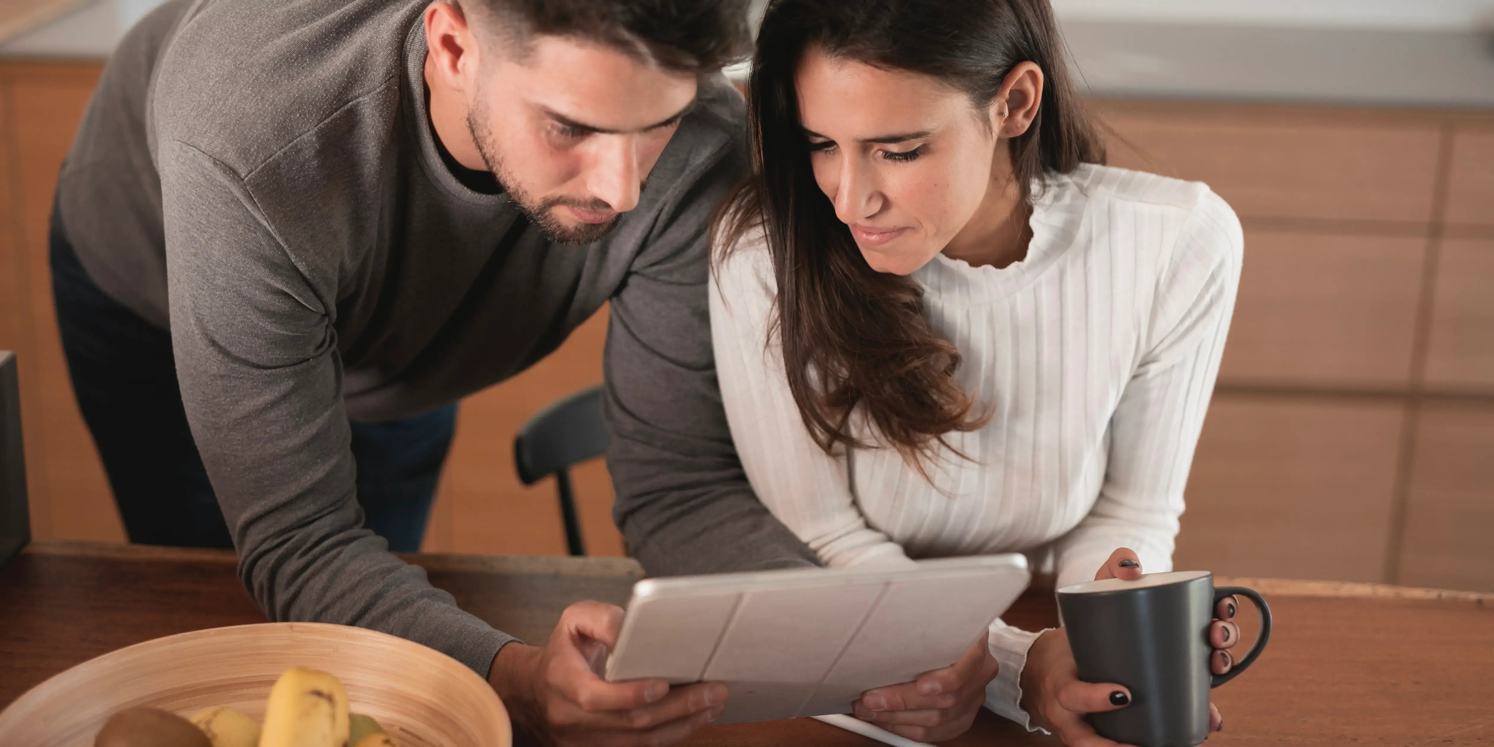 Pareja viendo una tablet. Finalizar crédito hipotecario