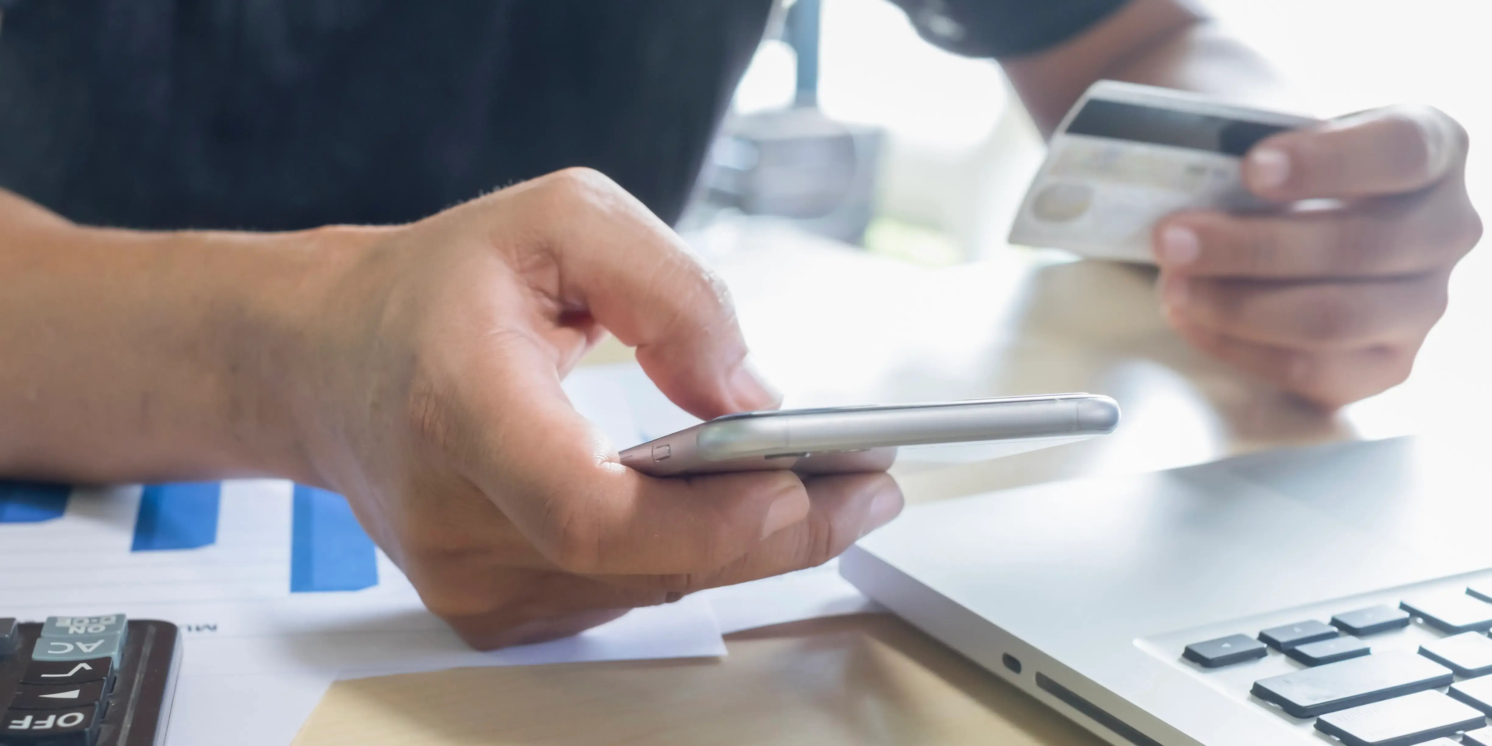 Mano con celular y tarjeta de débito. puedo pedir crédito infonavit en efectivo