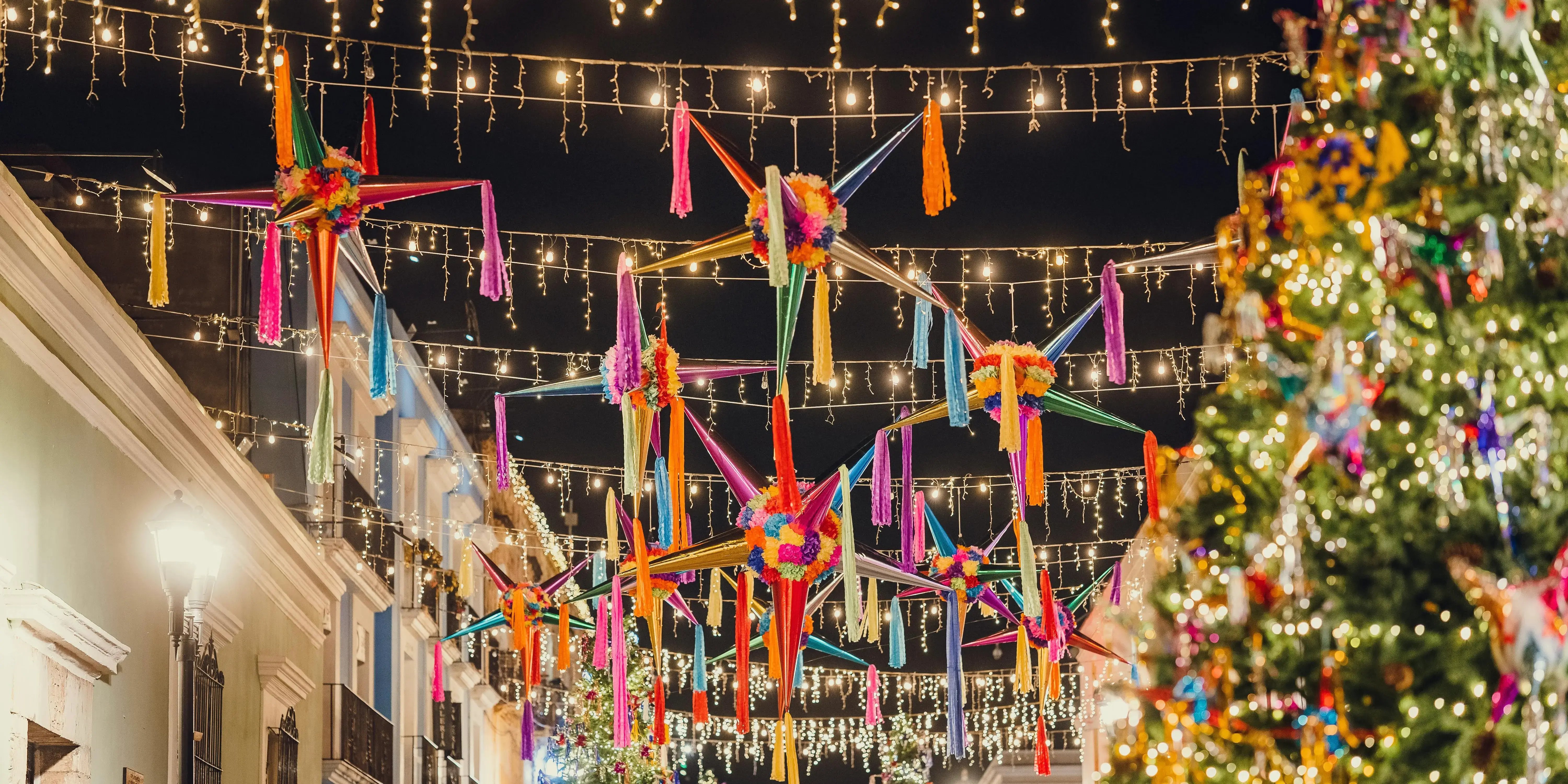 Calle iluminada llena de piñatas. Navidad en Hidalgo