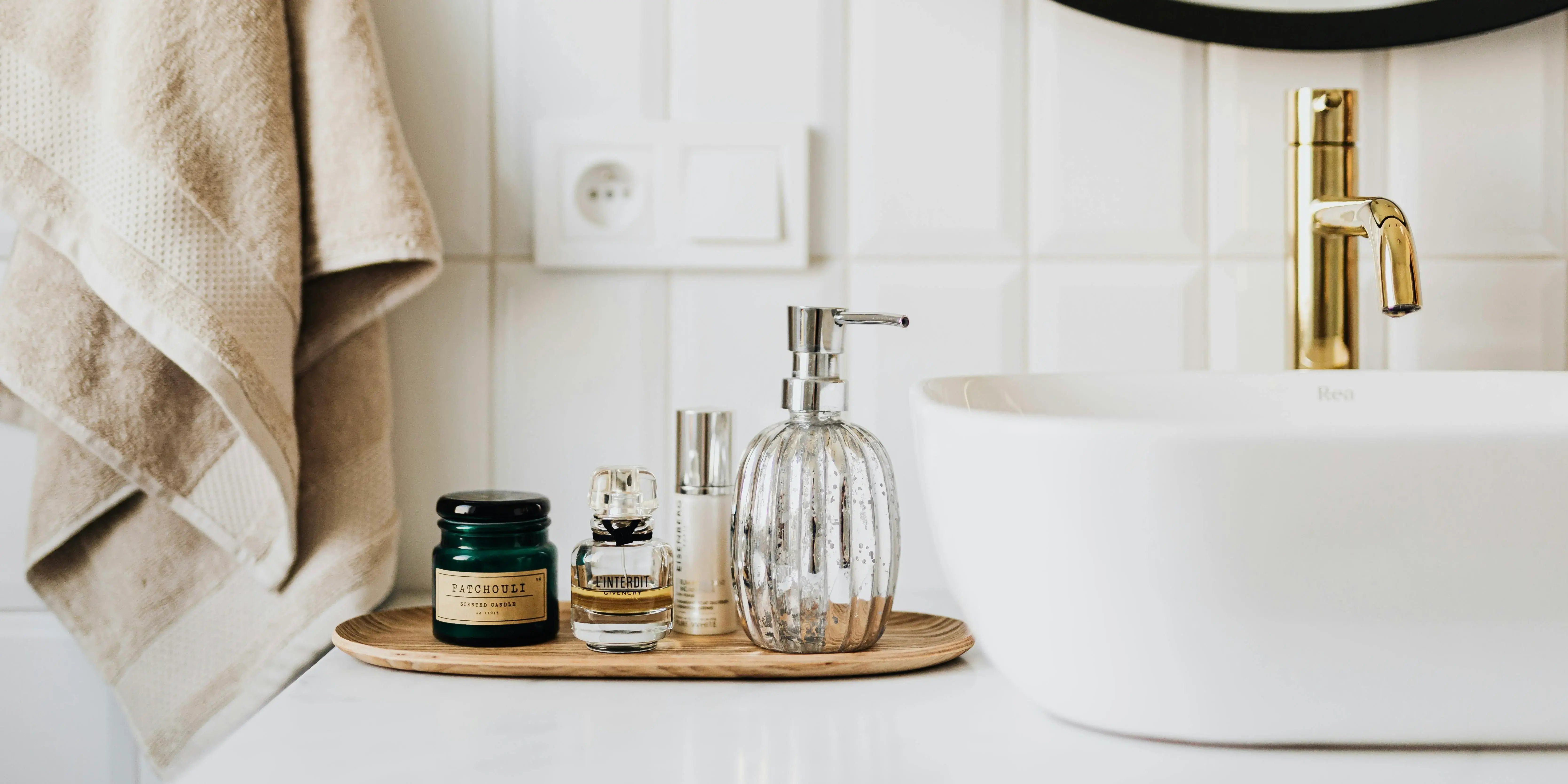 Frascos, toalla y lavabo. Decoración baño 